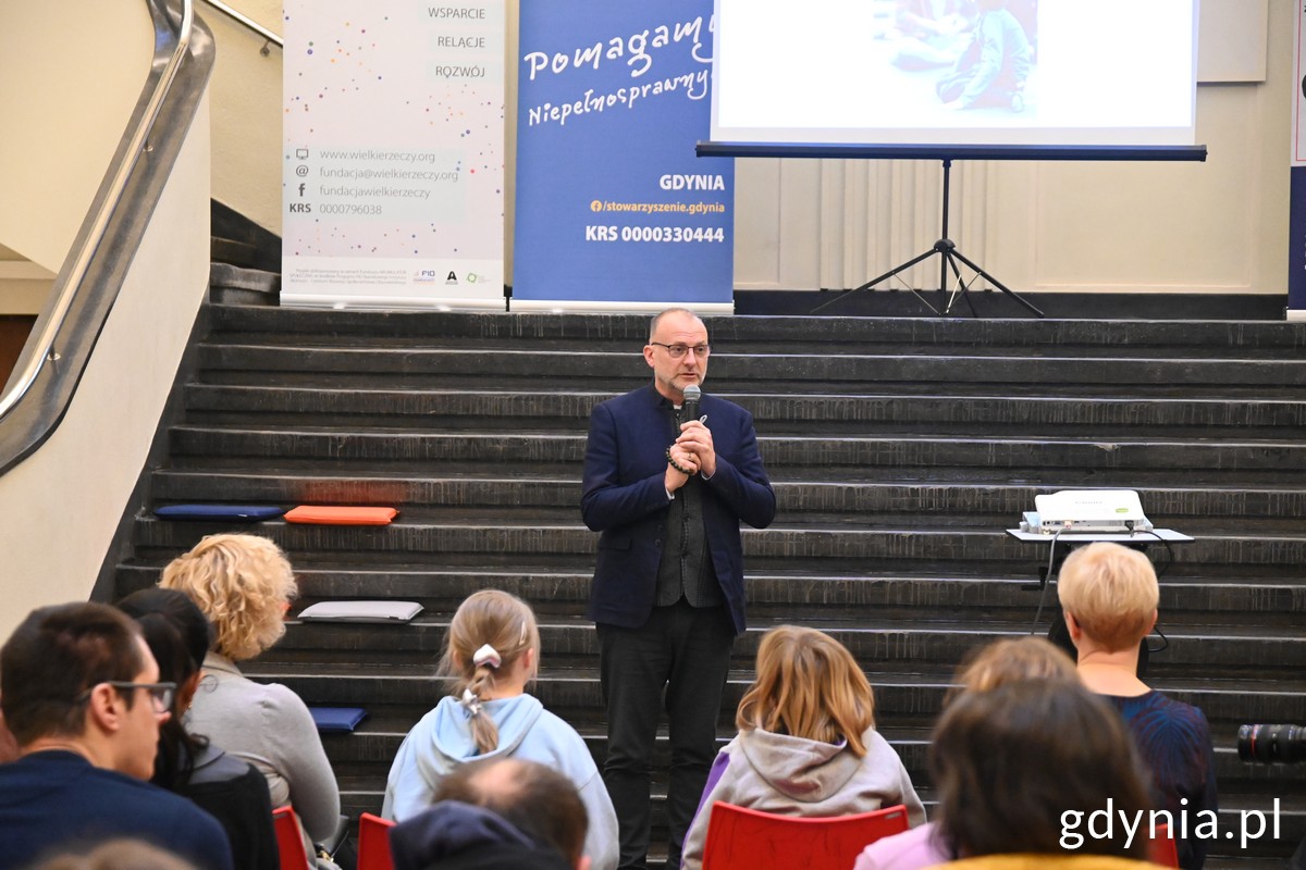 I Gdyńskie Forum Środowisk Działających na rzecz Os&oacute;b z Niepełnosprawnościami. Przy mikrofonie Michał Guć, wiceprezydent Gdyni ds. innowacji. Fot. Magdalena Śliżewska.