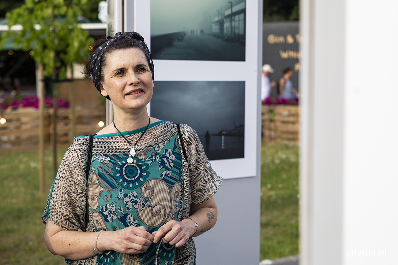 Małgorzata Szura Piwnik na wystawie swoich fotografii "Sen o Gdyni", fot. Przemysław Kozłowski