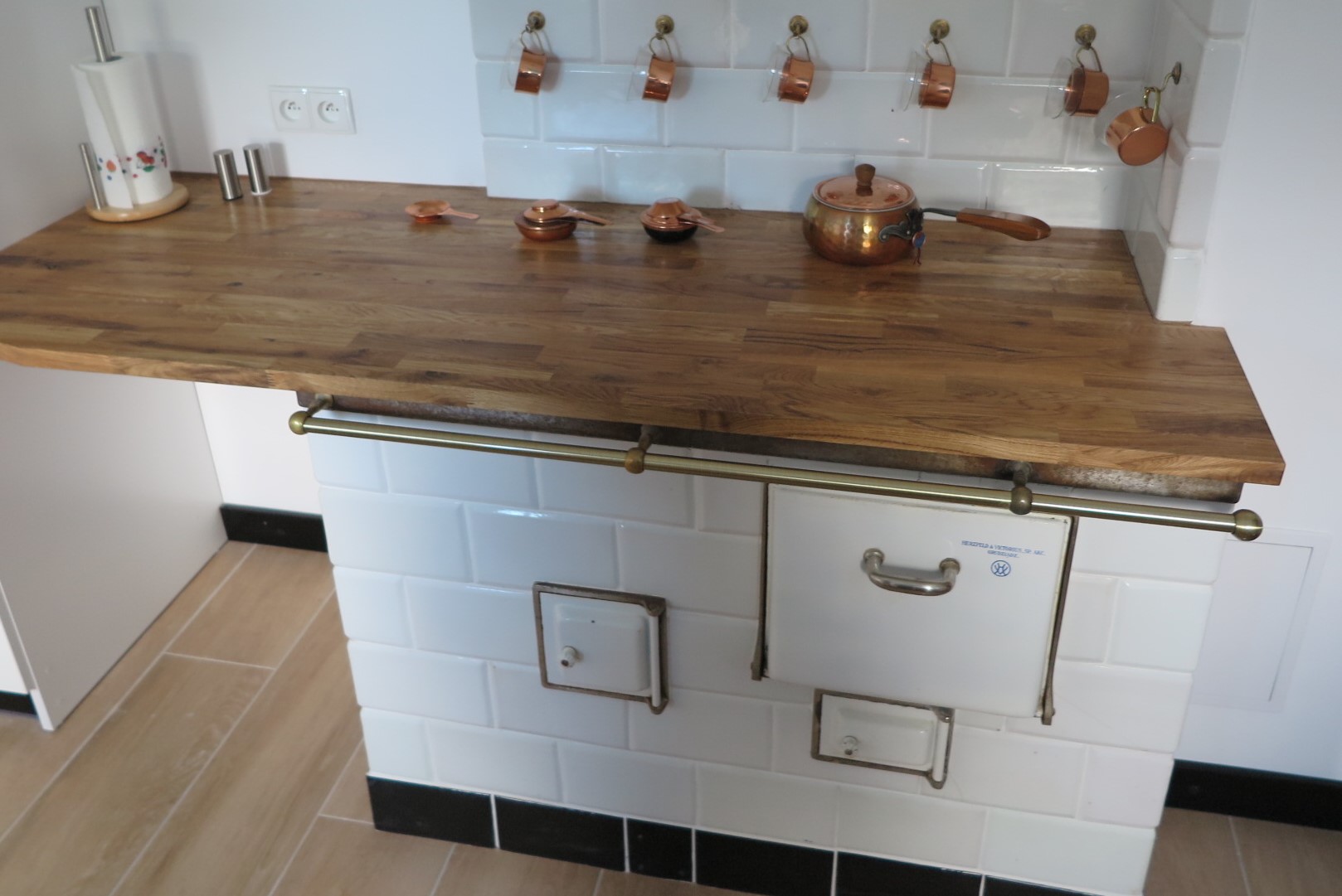 Kuchnia węglowa w jednym z dom&oacute;w na Wzg. Św. Maksymiliana wykorzystana jako element aranżacji wsp&oacute;łczesnej kuchni