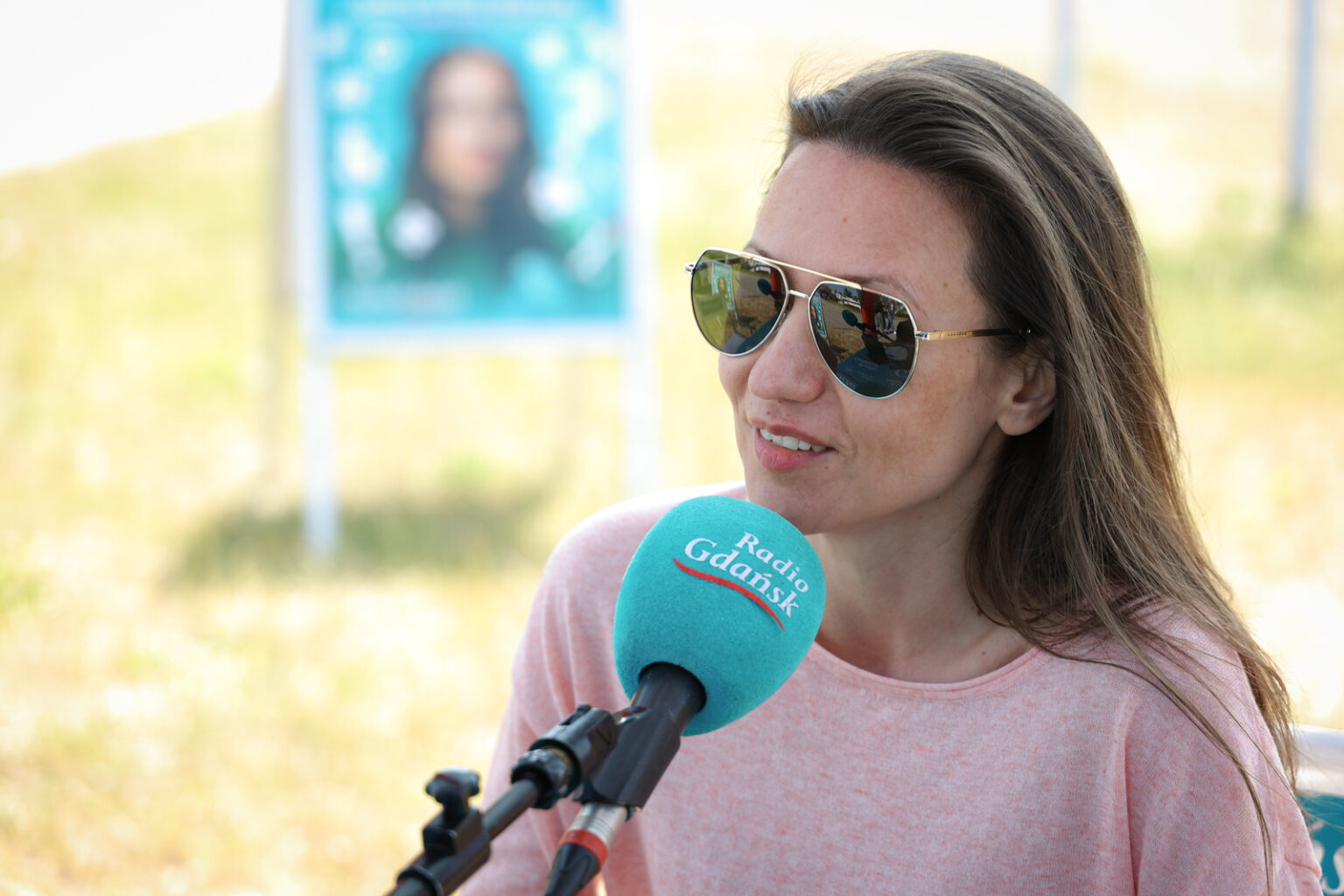 Wokalistka jazzowa Renata Irsa w audycji "Poczt&oacute;wka z Gdyni". Fot. Roman Jocher / Radio Gdańsk