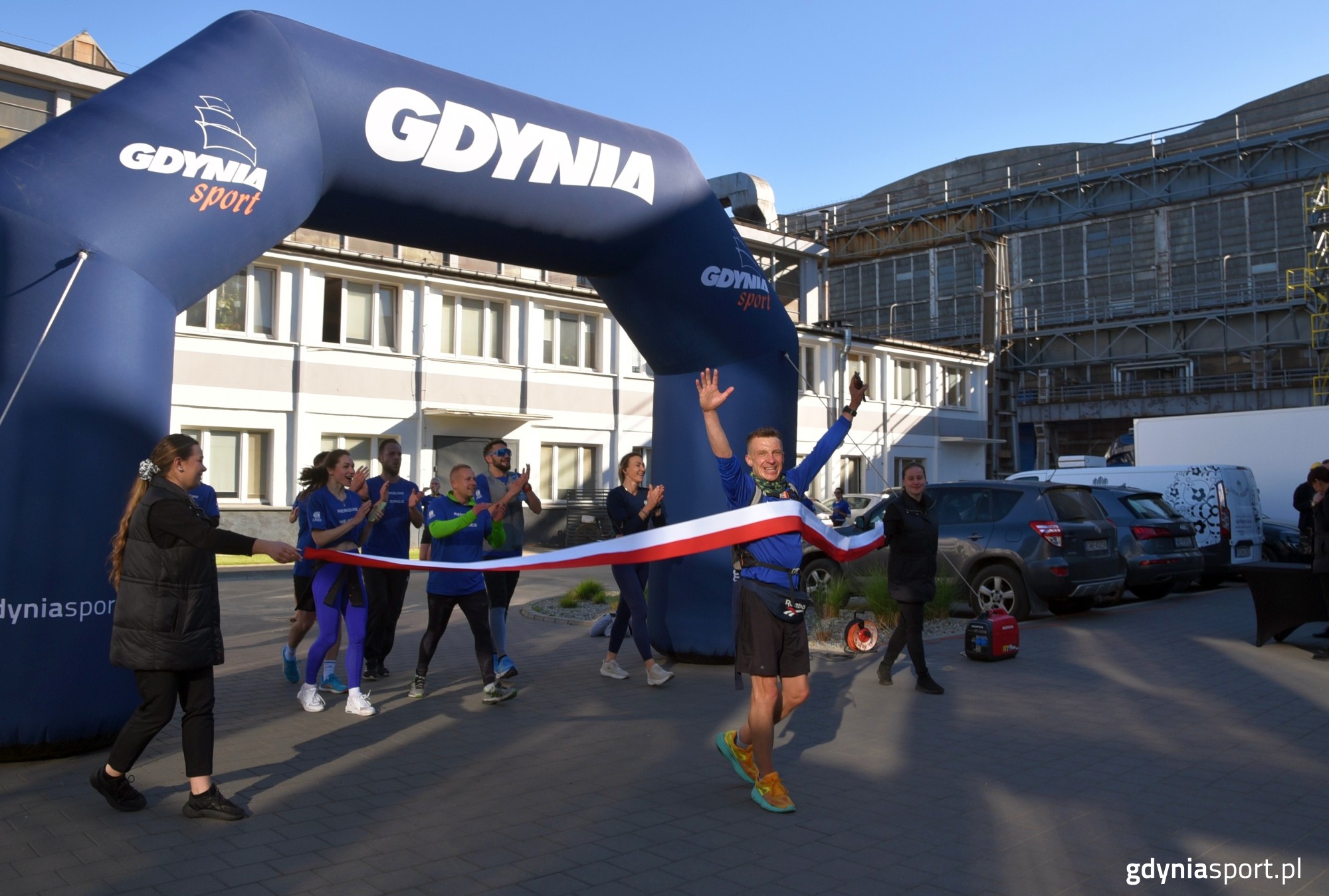 artur z przyjaci&oacute;łmi wbiegający na metę