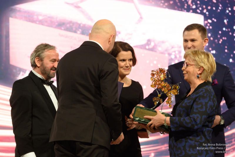 Przedstawiciele firmy Torus odebrali nagrodę z rąk Katarzyny Gruszeckiej-Spychały, wiceprezydent Gdyni ds. gospodarki oraz Piotra Grzelaka, zastępcy prezydenta ds. zr&oacute;wnoważonego rozwoju