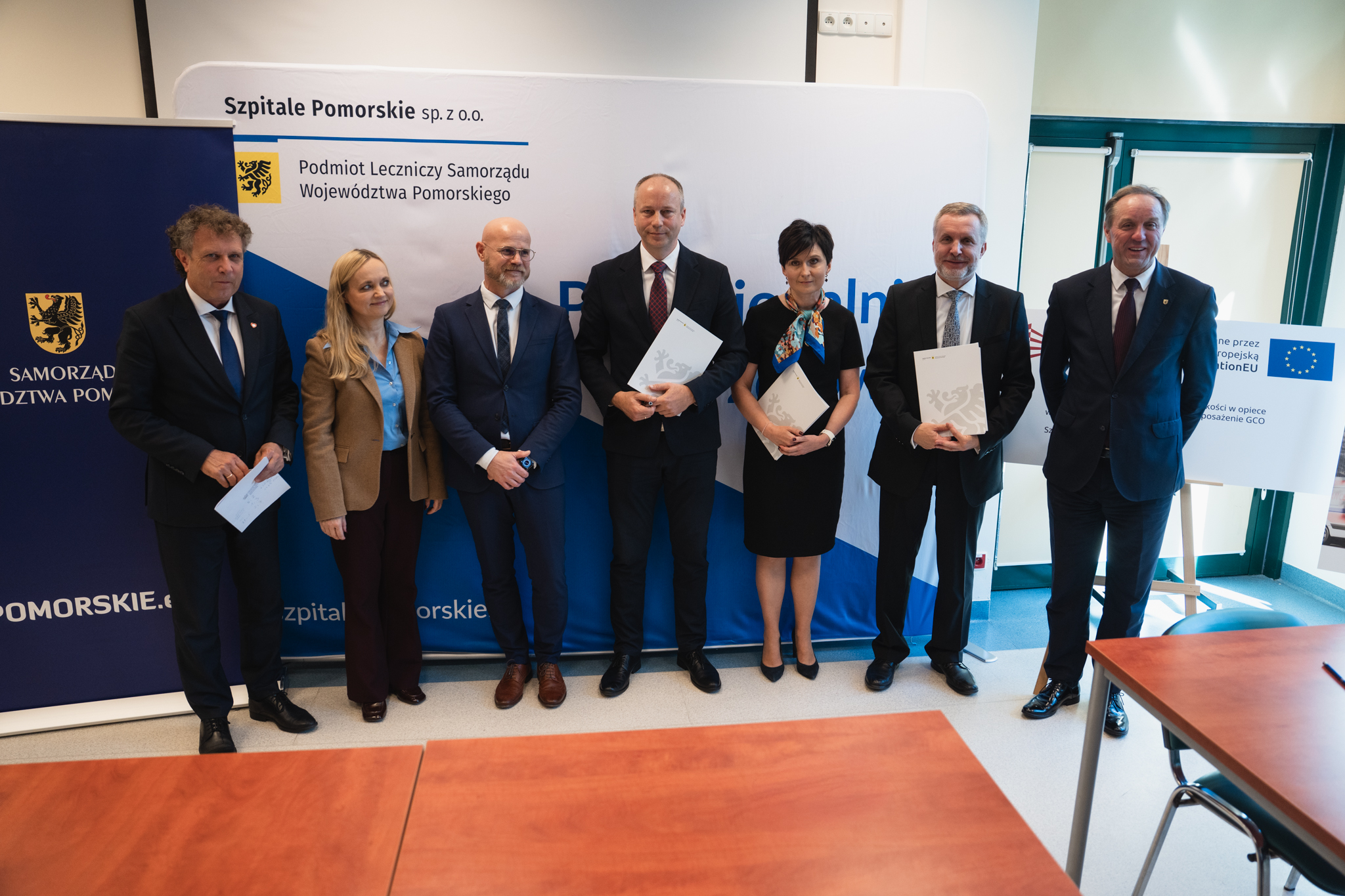 Sala konferencyjna, stoją m.in. Jacek Karnowski, Jolanta Sobierańska-Grenda, Dariusz Nałęcz, Mieczysław Struk