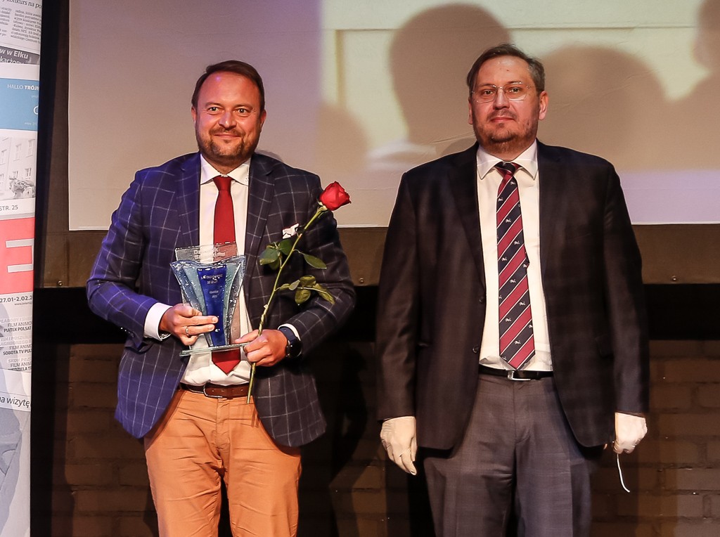 Nagrodę w imieniu prezydenta Wojciecha Szczurka odebrał wiceprezydent Gdyni Marek Łucyk. Wręczył mu ją Wiktor Pilarczyk - prezes gdańskiego oddziału Polska Press // fot. Karolina Misztal