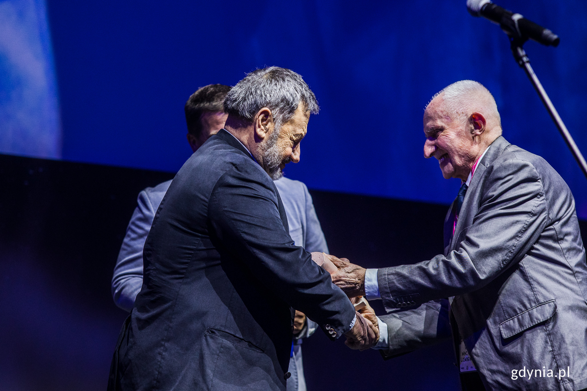 Wręczenie nagr&oacute;d podczas pierwszego finału 25. Og&oacute;lnopolskich Spotkań Podr&oacute;żnik&oacute;w, Żeglarzy i Alpinist&oacute;w Kolosy. 