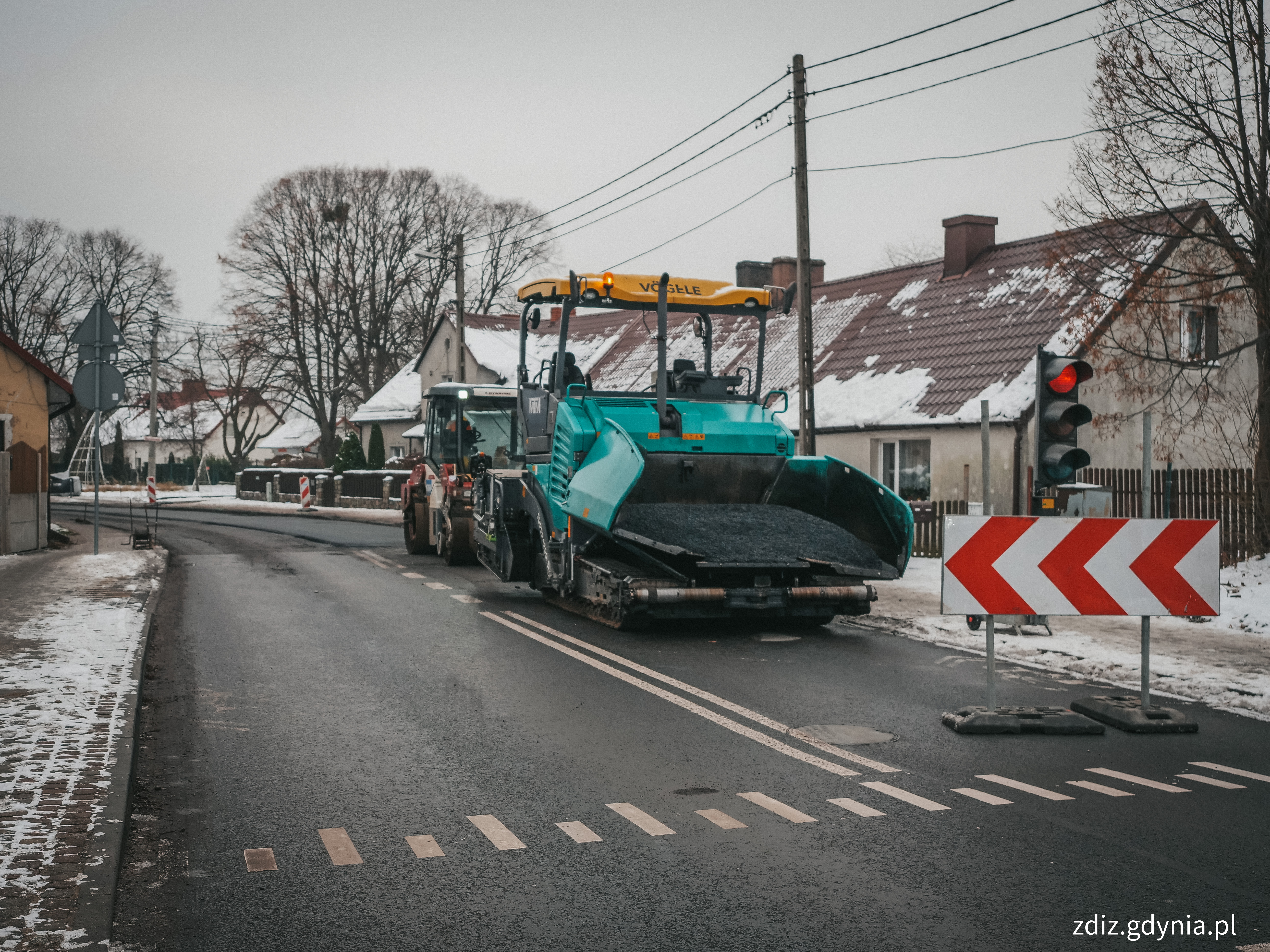 roboty drogowe, widoczny pojazd specjalny, trwa wymiana nawierzchni