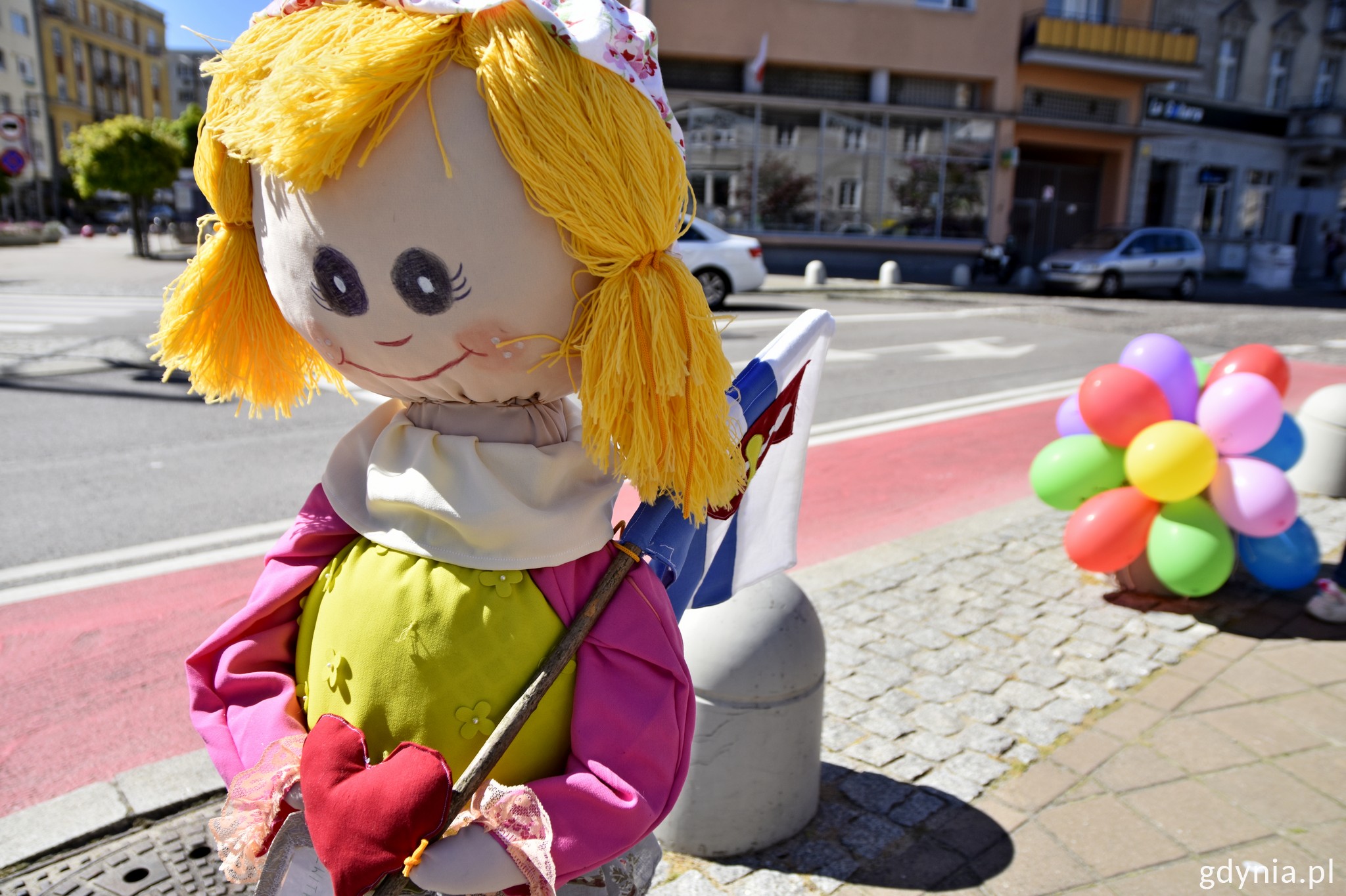 Jeden z ozdobionych słupk&oacute;w na ulicy Świętojańskiej. Dziewczyna z kucykami trzymająca w ręku gdyńską flagę // fot. Paweł Kukla