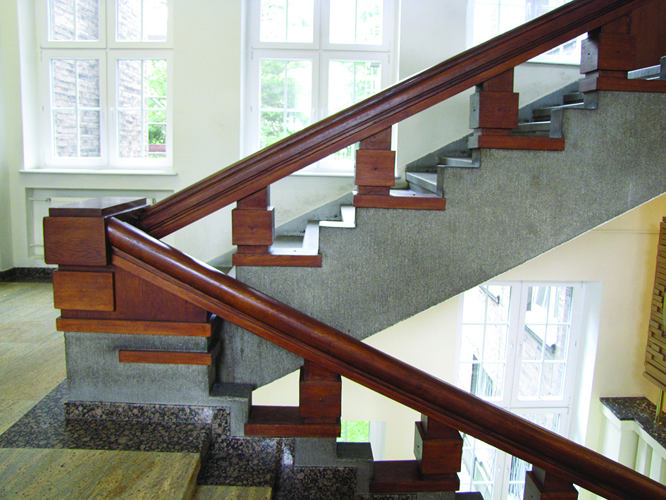 Reprezentacyjne balustrady we wnętrzu budynku Uniwersytetu Morskiego przy ul.&nbsp;Morskiej 81-87