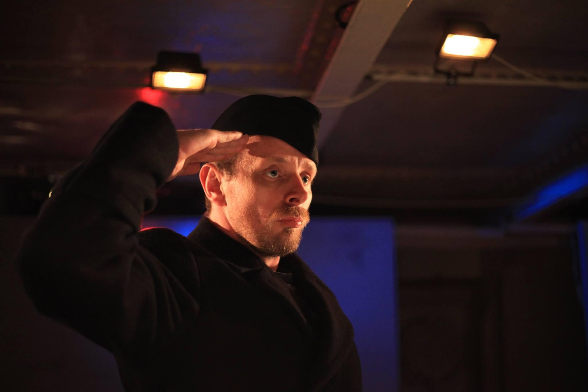 Zdjęcie ze spektaklu "Idąc rakiem" Guentera Grass, w kt&oacute;rym Kowal gra Aleksandra Marinesco // fot. Roman Jocher