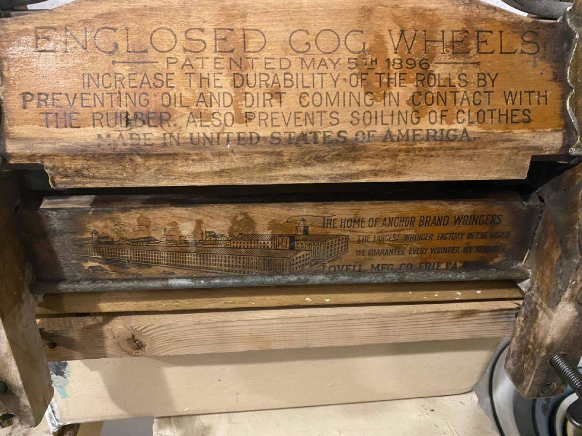 Drewniany element z anglojęzycznymi napisami dotyczącymi patentu na wyżymarkę i jej konstrukcji