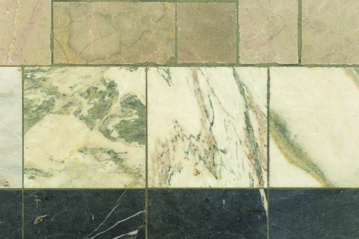 Posadzka w budynku dworca kolejowego Gdynia Gł&oacute;wna przy pl. Konstytucji 1, detal posadzki.