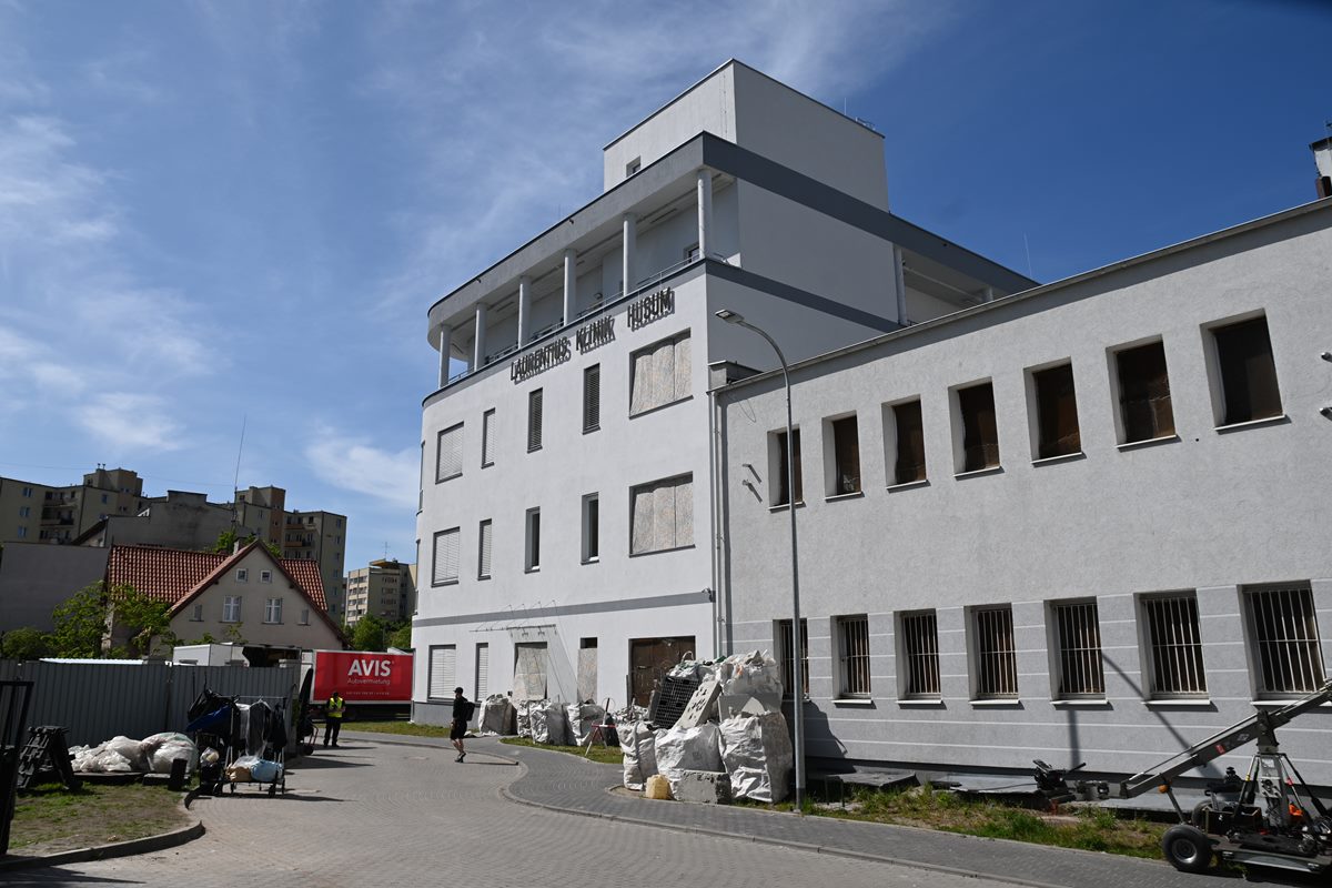 Na bocznej ścianie Szpitala św. Wincentego a Paulo zawisł szyld w języku niemieckim, kt&oacute;ry nawiązuje do fabuły serialu, fot. Zygmunt Gołąb