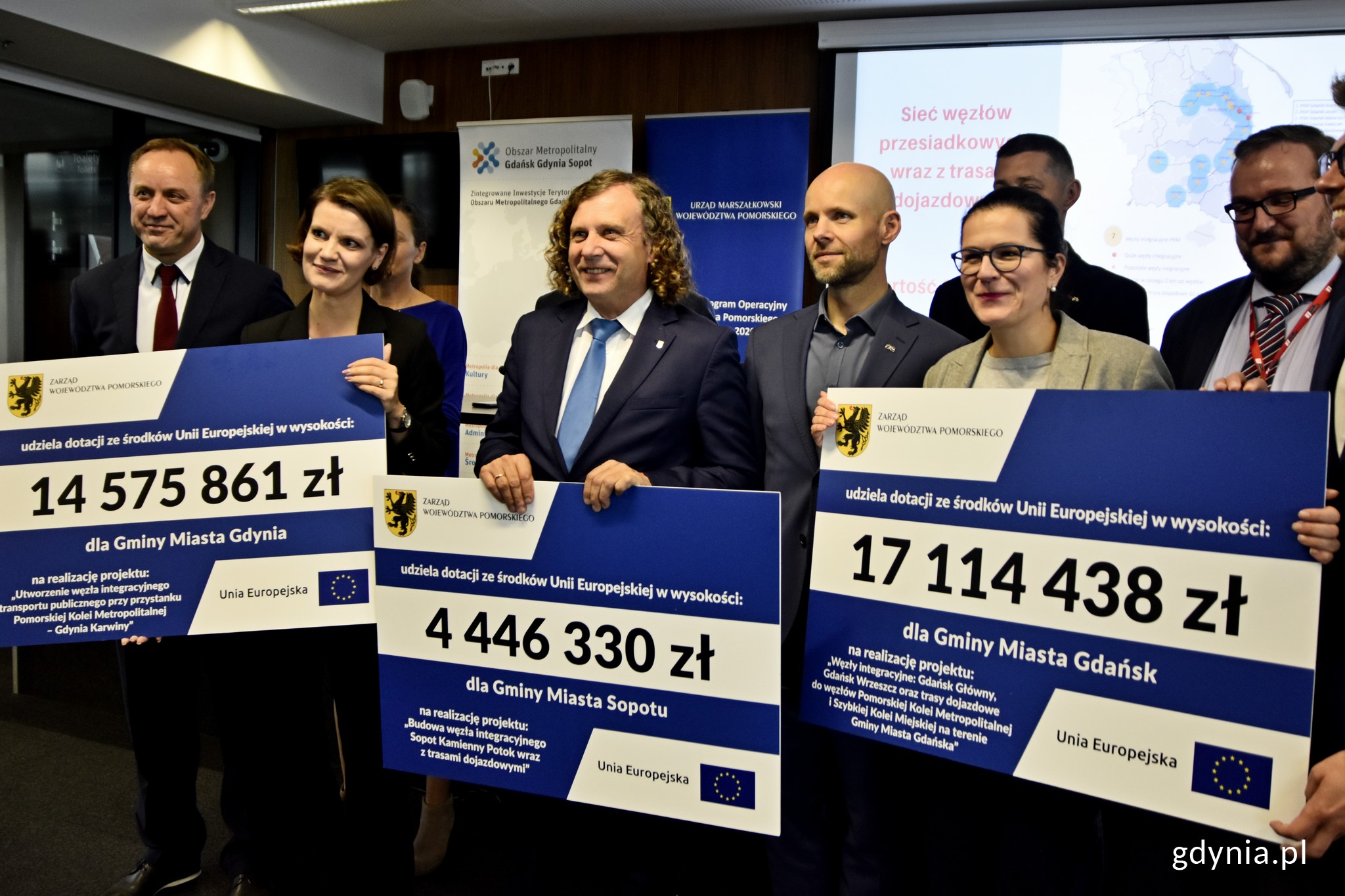 Na zdjęciu w pierwszym rzędzie od lewej: Mieczysław Struk, marszałek woj. pomorskiego, Katarzyna Gruszecka-Spychała, wiceprezydent Gdyni, Jacek Karnowski, prezydent Sopotu oraz Aleksandra Dulkiewicz, prezydent Gdańska // fot. Paweł Kukla