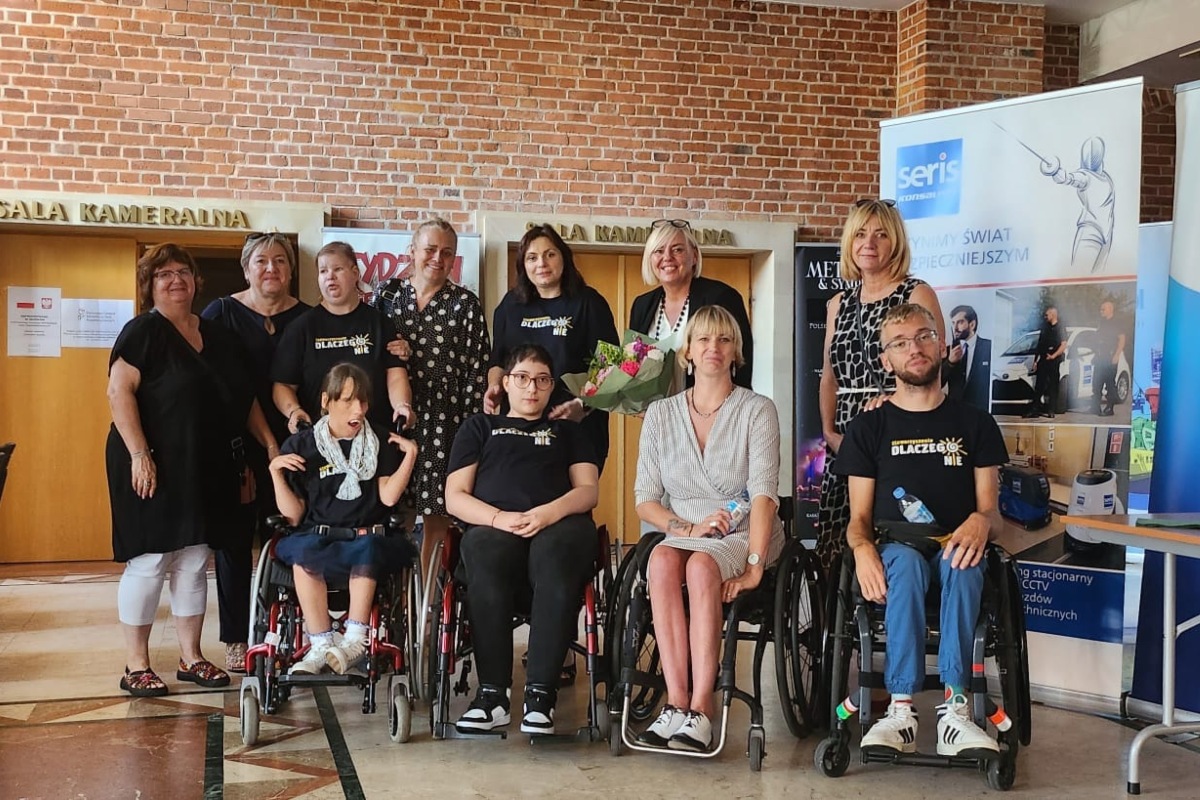 Przedstawiciele i podopieczni stowarzyszenia &bdquo;Dlaczego NIE&rdquo; oraz Magdalena Biegańska - kierownik Referatu ds. Os&oacute;b z Niepełnosprawnością Urzędu Miasta Gdyni (druga z prawej w dolnym rzędzie) w Polskiej Filharmonii Bałtyckiej po gali wręczenia nagr&oacute;d w konkursie &bdquo;Lodołamacze 2023&rdquo; // fot. materiały prasowe