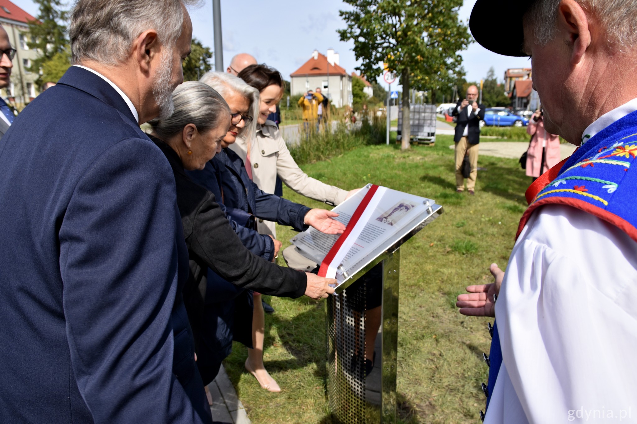 Na zdj. prezydent Wojciech Szczurek i uczestnicy ceremonii odsłonięcia tablicy pamiątkowej Franciszka Ornassa w Wielkim Kacku, fot. Paweł Kukla