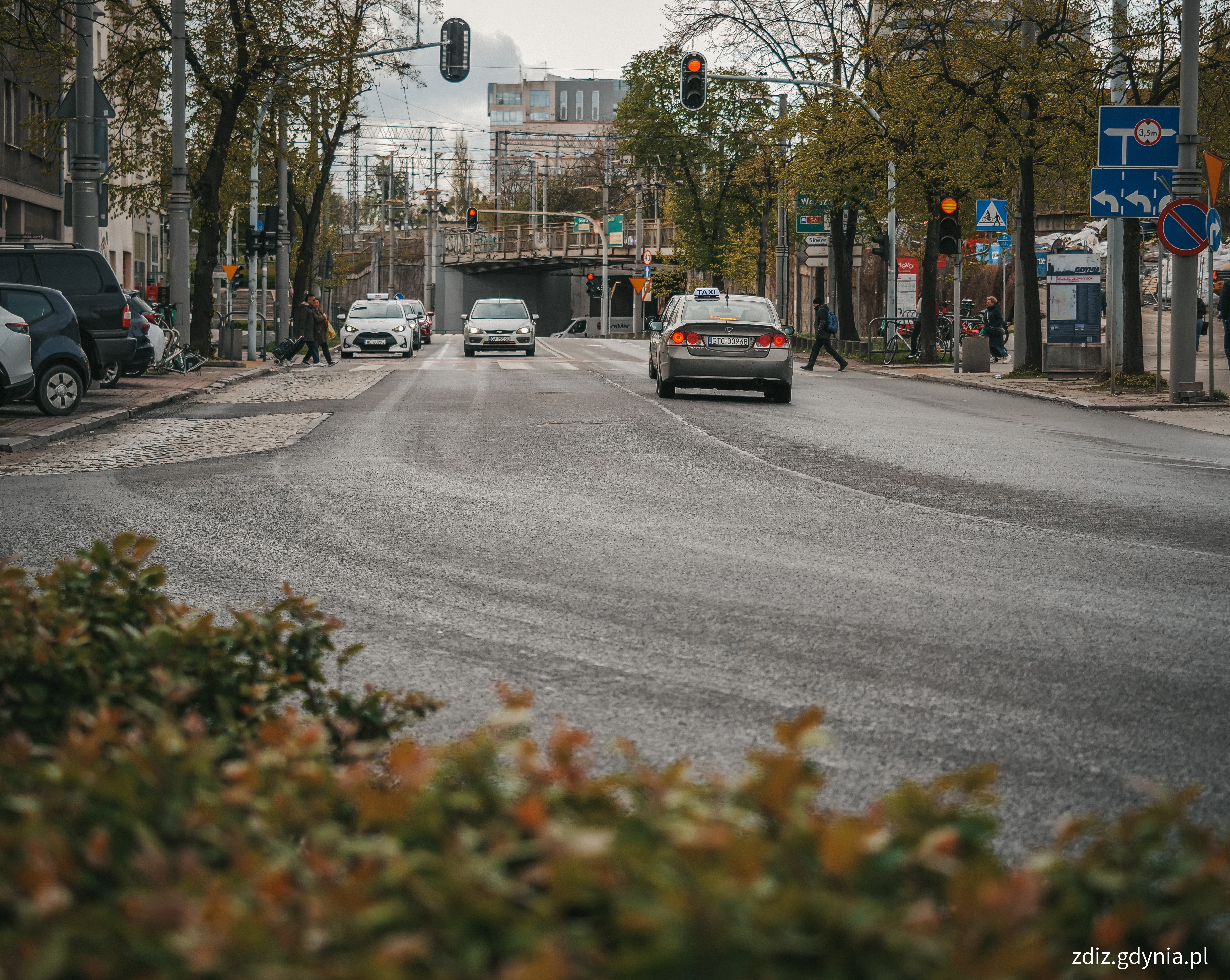 na pierwszym planie nowa nawierzchnia, widoczna zieleń, budynki, ruch uliczny