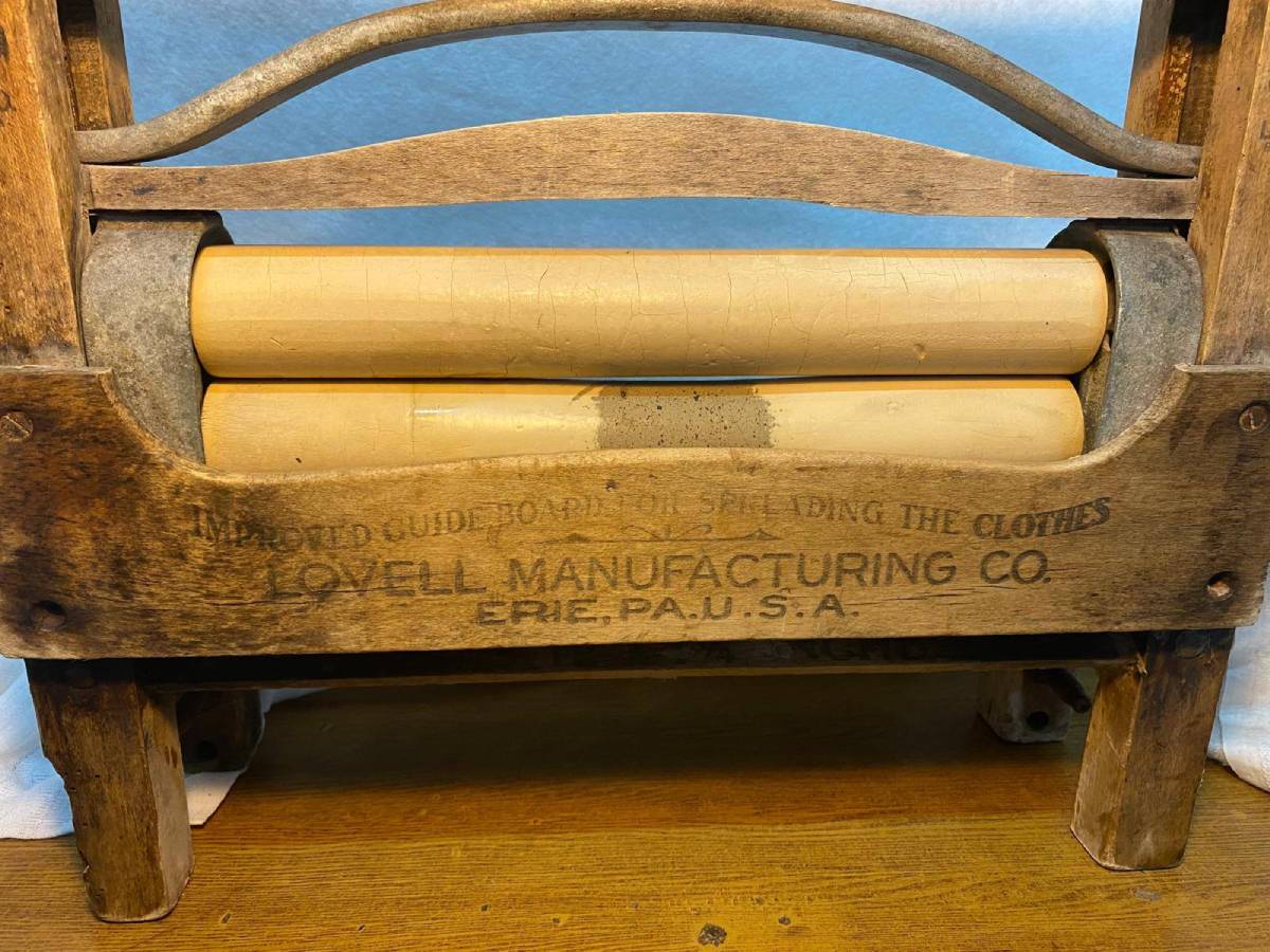 Zbliżenie na drewniane elementy i gumowe wałki wyżymarki