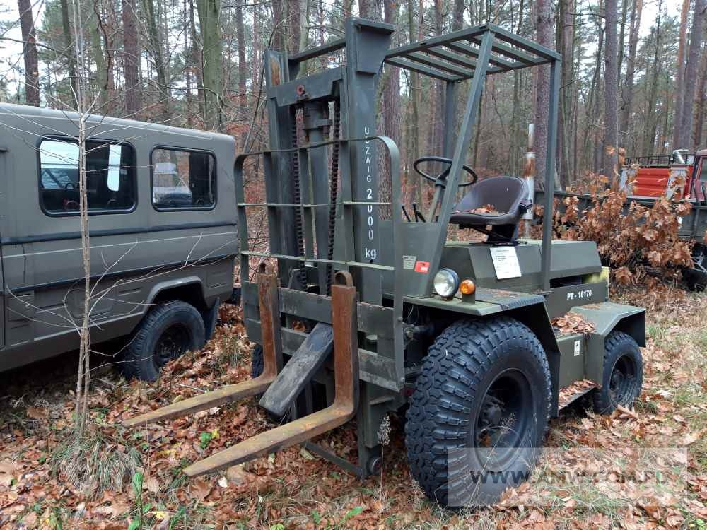 Podnośnik widłowy wystawiony na przetarg przez Agencję Mienia Wojskowego. Źr&oacute;dło: www.amw.com.pl