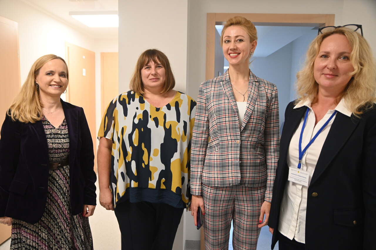 roczyste otwarcie Pomorskiego Onkologicznego Centrum Wsparcia Badań Klinicznych w Szpitalu Morskim im. PCK w Gdyni. Na zdjęciu od prawej: Aleksandra Rukasz-Davies, kierownik onkologicznego Centrum Wsparcia Badań Klinicznych, Agnieszka Kapała-Sokalska z Zarządu Wojew&oacute;dztwa Pomorskiego, Zastępca Dyrektora Centrum Rozwoju Badań Klinicznych w Agencji Badań Medycznych dr n.med. Elżbieta Bylina i Jolanta Sobierańska-Grenda, prezes zarządu &bdquo;Szpitali Pomorskich&rdquo;. 