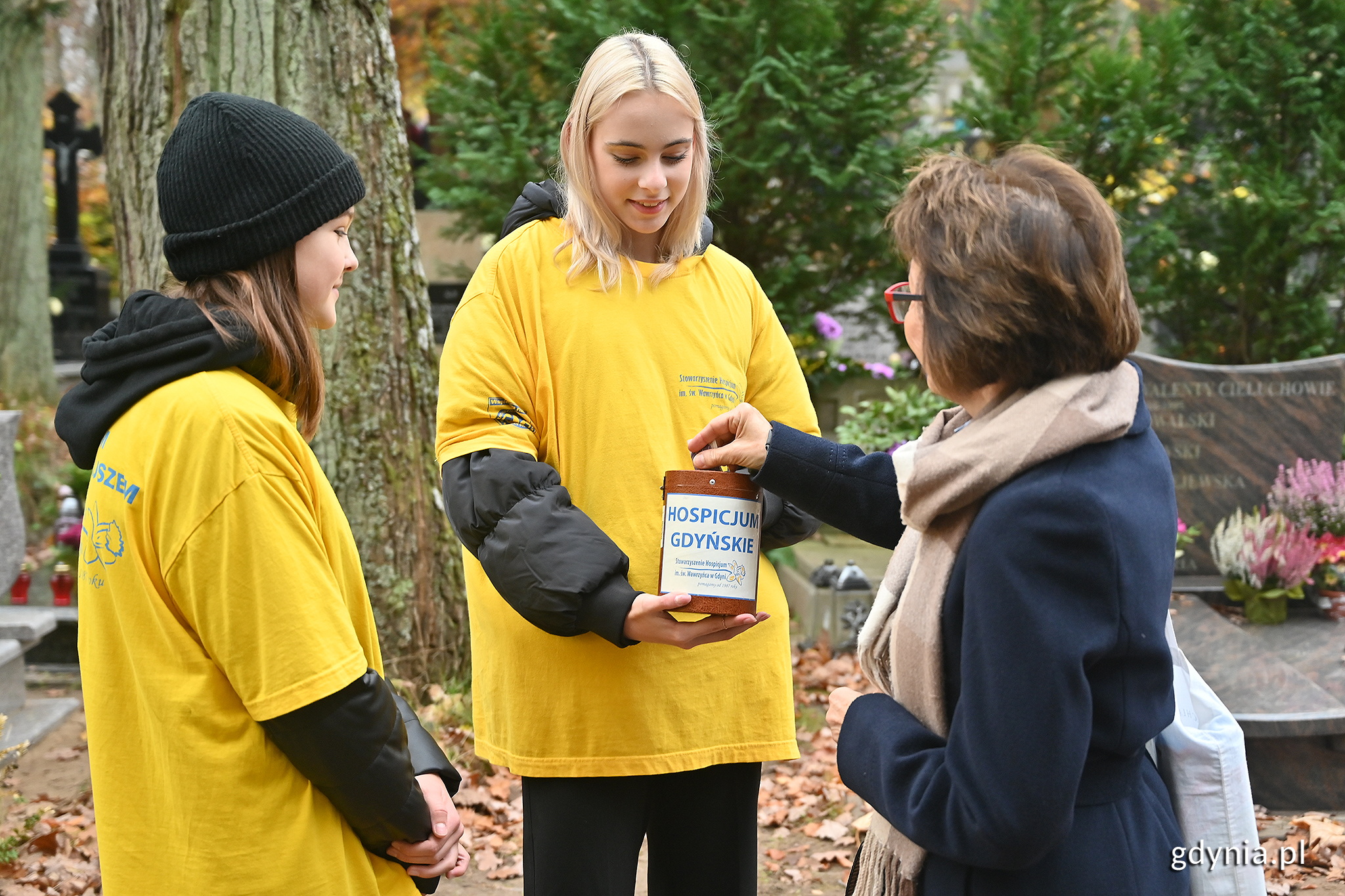 Kwesta polega na wrzucaniu datk&oacute;w do puszek wolontariuszy, chociaż można też przekazać darowiznę bezdotykowo, fot. Michał Puszczewicz