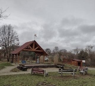 wiata plenerowa wraz z ławkami na polanie w Babich Dołach//fot. Rada Dzielnicy Babie Doły 