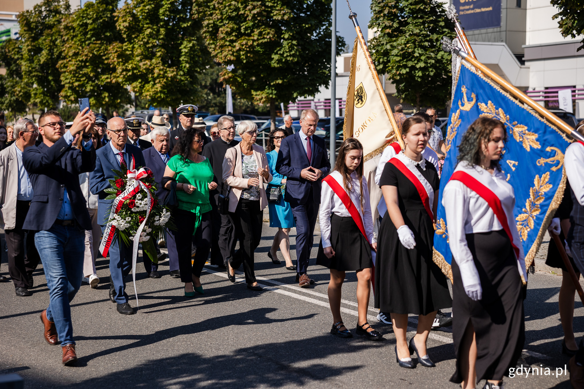 Marsz Sybirak&oacute;w. Ludzie maszerują ulicami miasta.