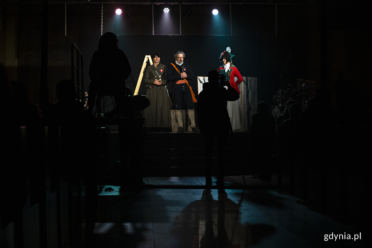 Ekipa Muzeum Hymnu Narodowego w Będominie opowiada o J&oacute;zefie Wybickim. Fot. Przemysław Kozłowski