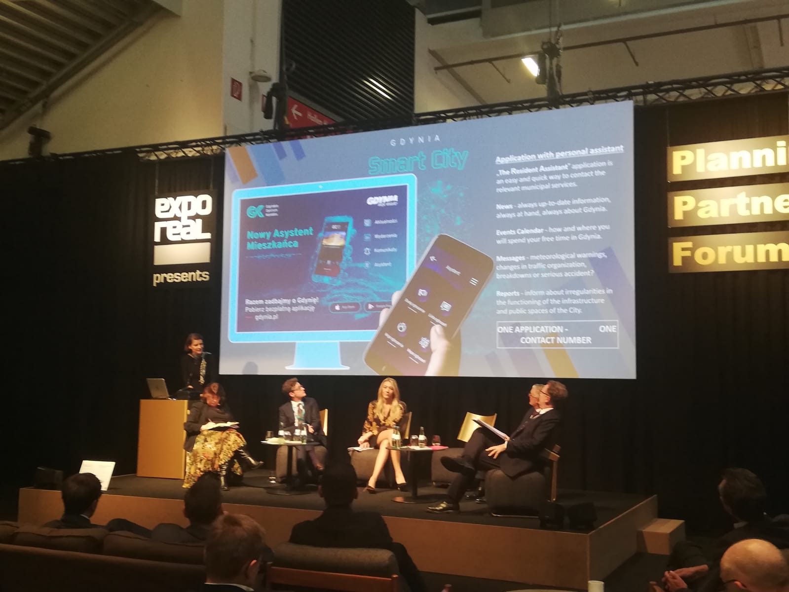 Panel poświęcony Smart City 4.0, przy m&oacute;wnicy wiceprezydent Gdyni, Katarzyna Gruszecka-Spychała, mat. prasowe