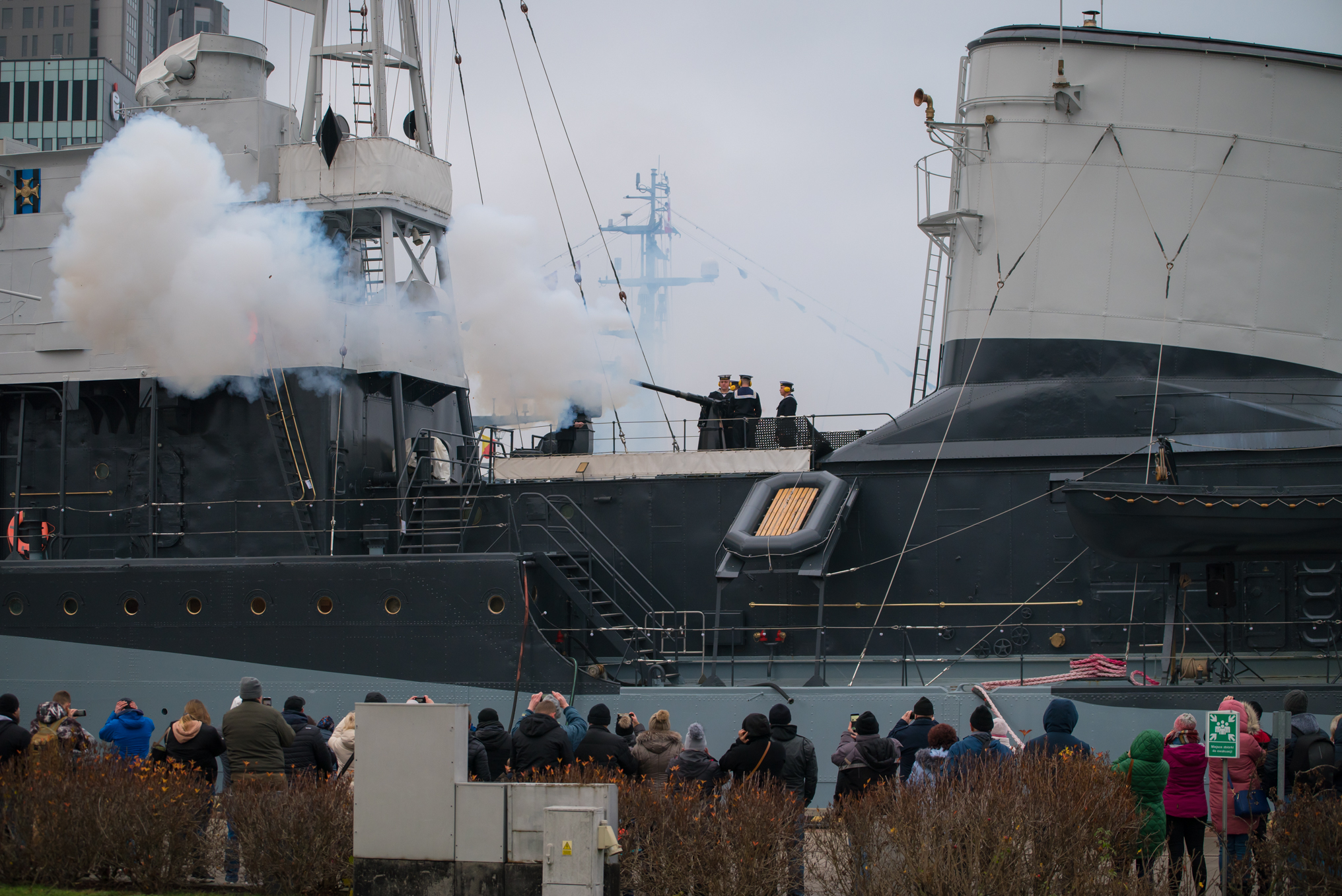 Salut świąteczny z pokładu ORP Błyskawica. Fot. bsmt. Michał Pietrzak