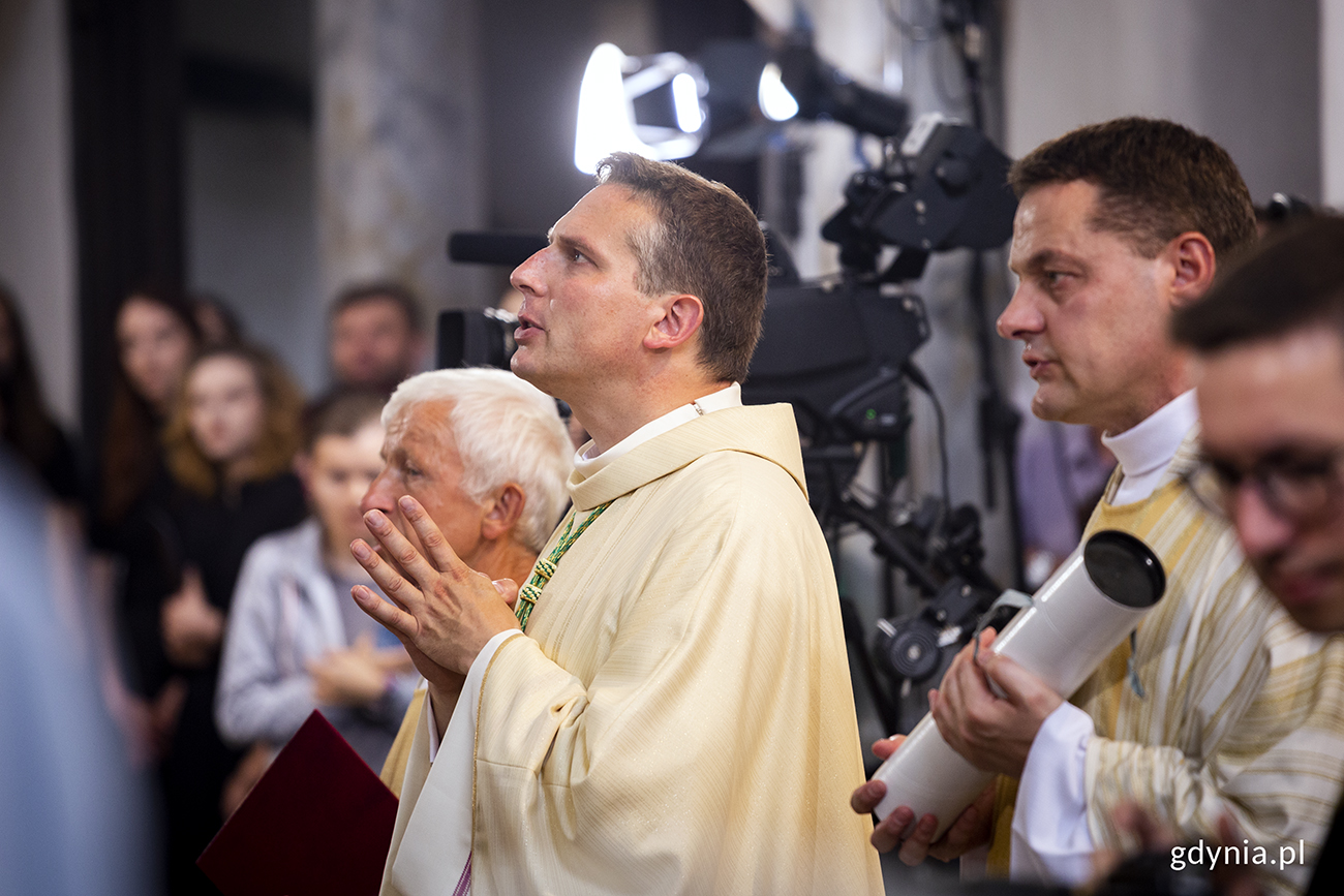 Ksiądz Piotr Przyborek w oczekiwaniu na święcenie biskupie. Fot. Przemysław Kozłowski