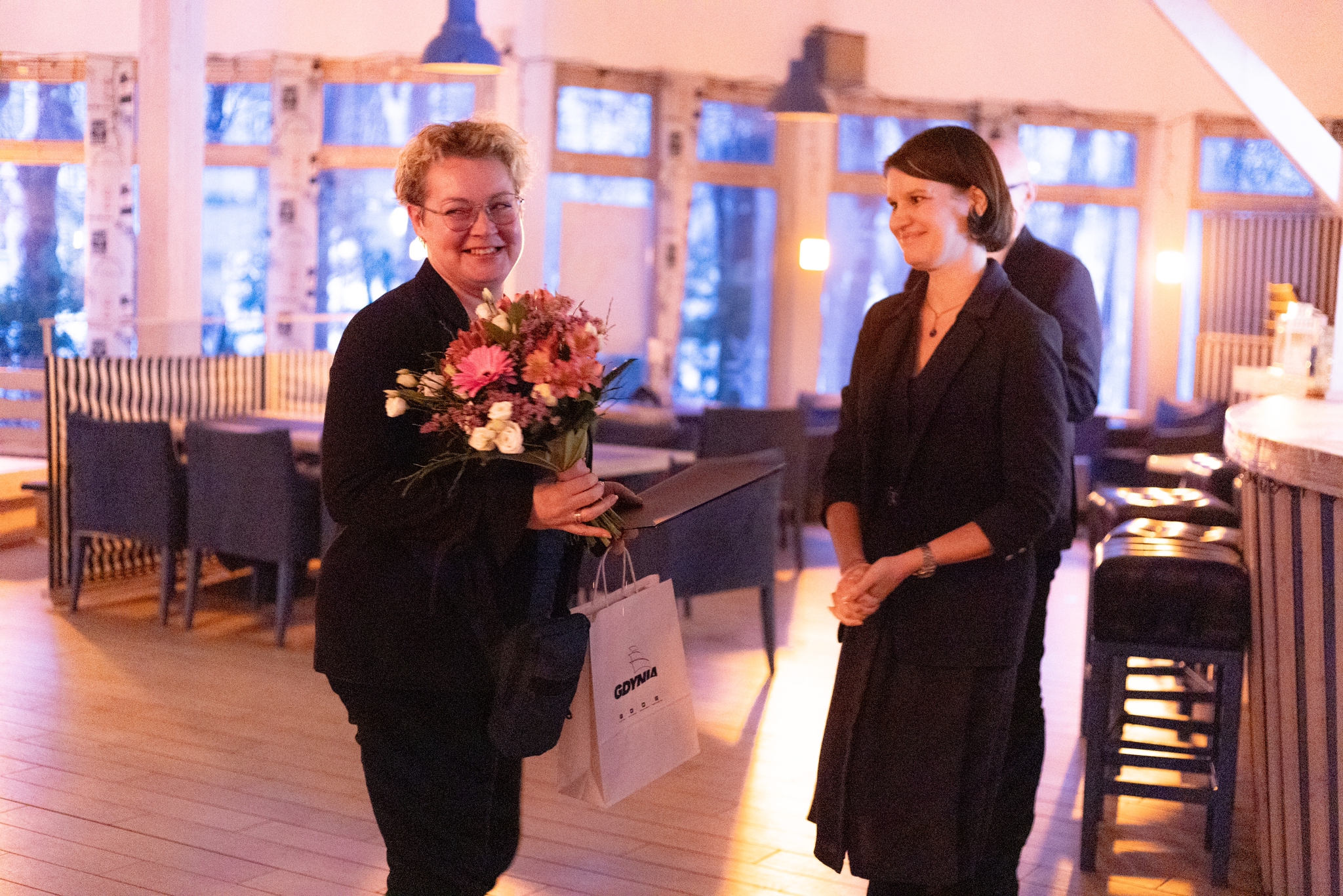 Hanna Krzemińska-Trela odbiera wyr&oacute;żnienie od Katarzyny Gruszeckiej-Spychały, wiceprezydent Gdyni ds. gospodarki, fot. Powiatowy Urząd Pracy w Gdyni