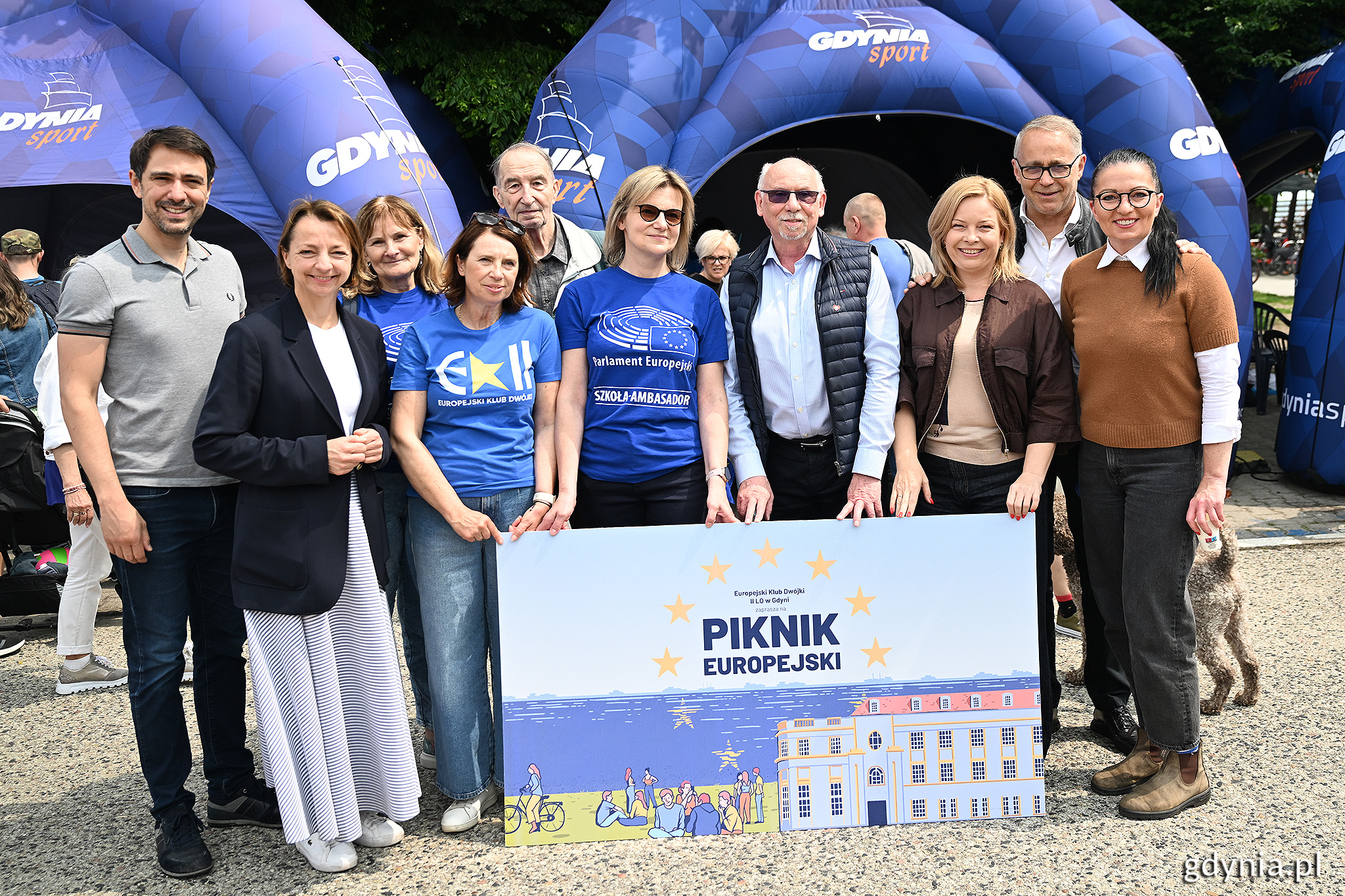 Plac Wolnej Ukrainy, granatowe namioty, grupa os&oacute;b pozuje do zdjęcia, wśr&oacute;d nich m.in. Janusz Lewandowski i Oktawia Gorzeńska