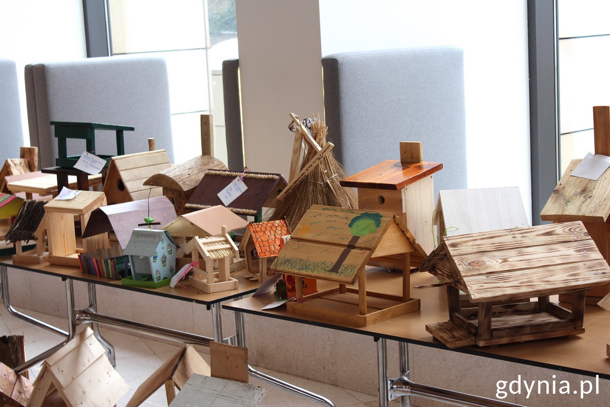 Karmniki i budki lęgowe zrobione przez dzieci dla mieszkańc&oacute;w,