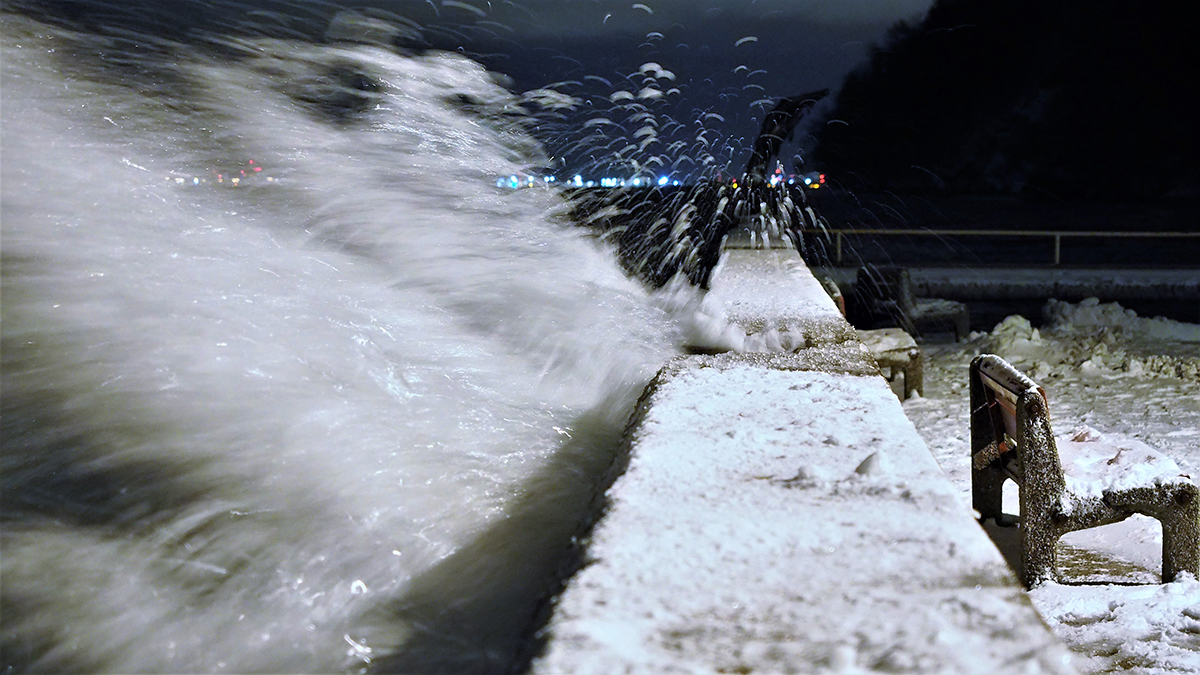 Morski żywioł w czwartek na bulwarze Nadmorskim, fot. Paweł Molik (czytelnik gdynia.pl)