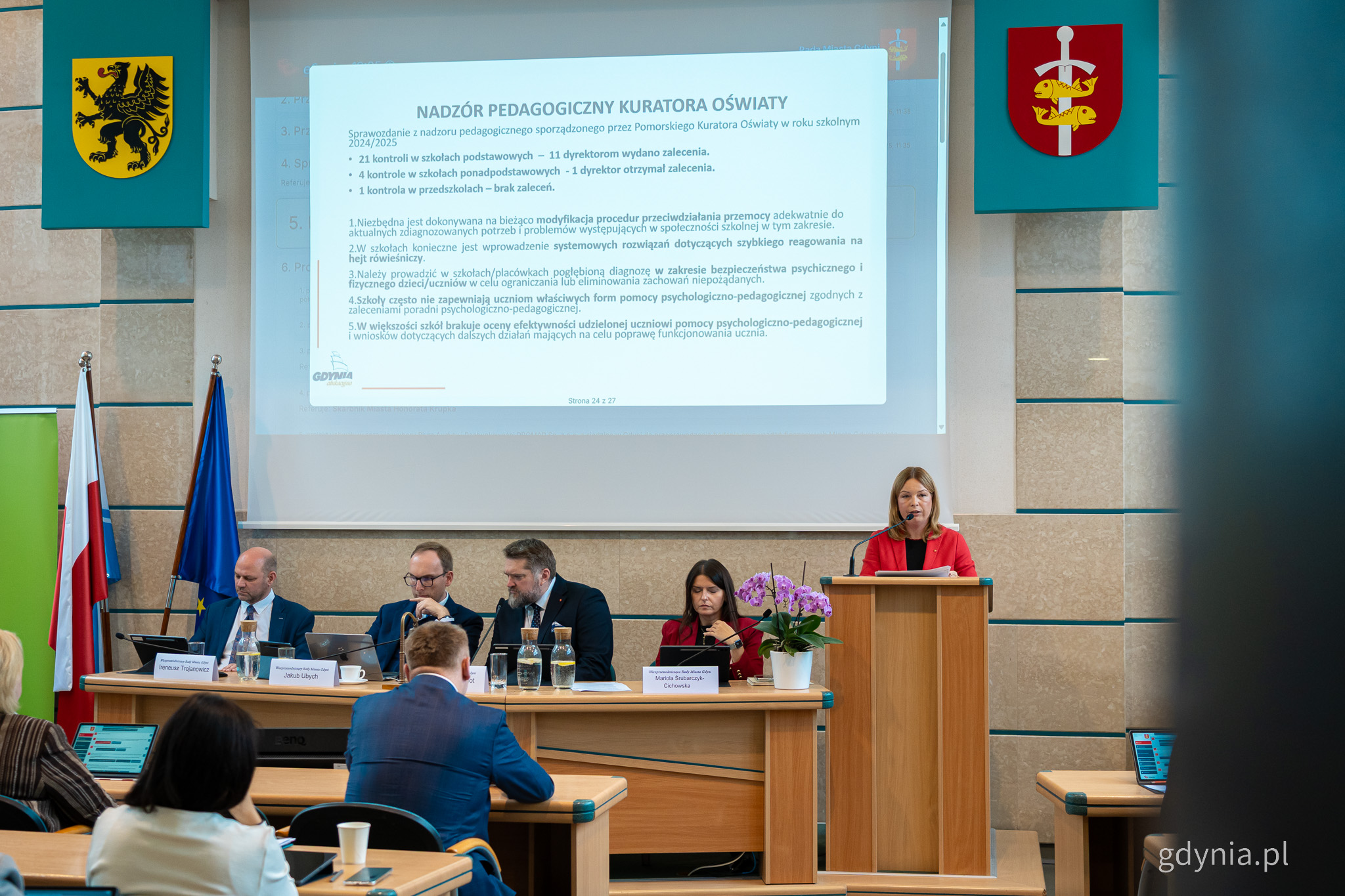 Przy m&oacute;wnicy wiceprezydentka Gdyni Oktawia Gorzeńska podczas XXIII sesji Rady Miast Gdyni 