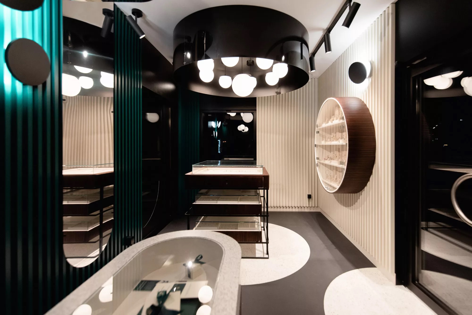 Pierwszy pop up store marki Yes, zaprojektowany przez studio mode:lina, stanął w gdyni przed teatrem Muzycznym. Fot. Patryk Lewiński, źr&oacute;dło: www.modelina-architekci.com