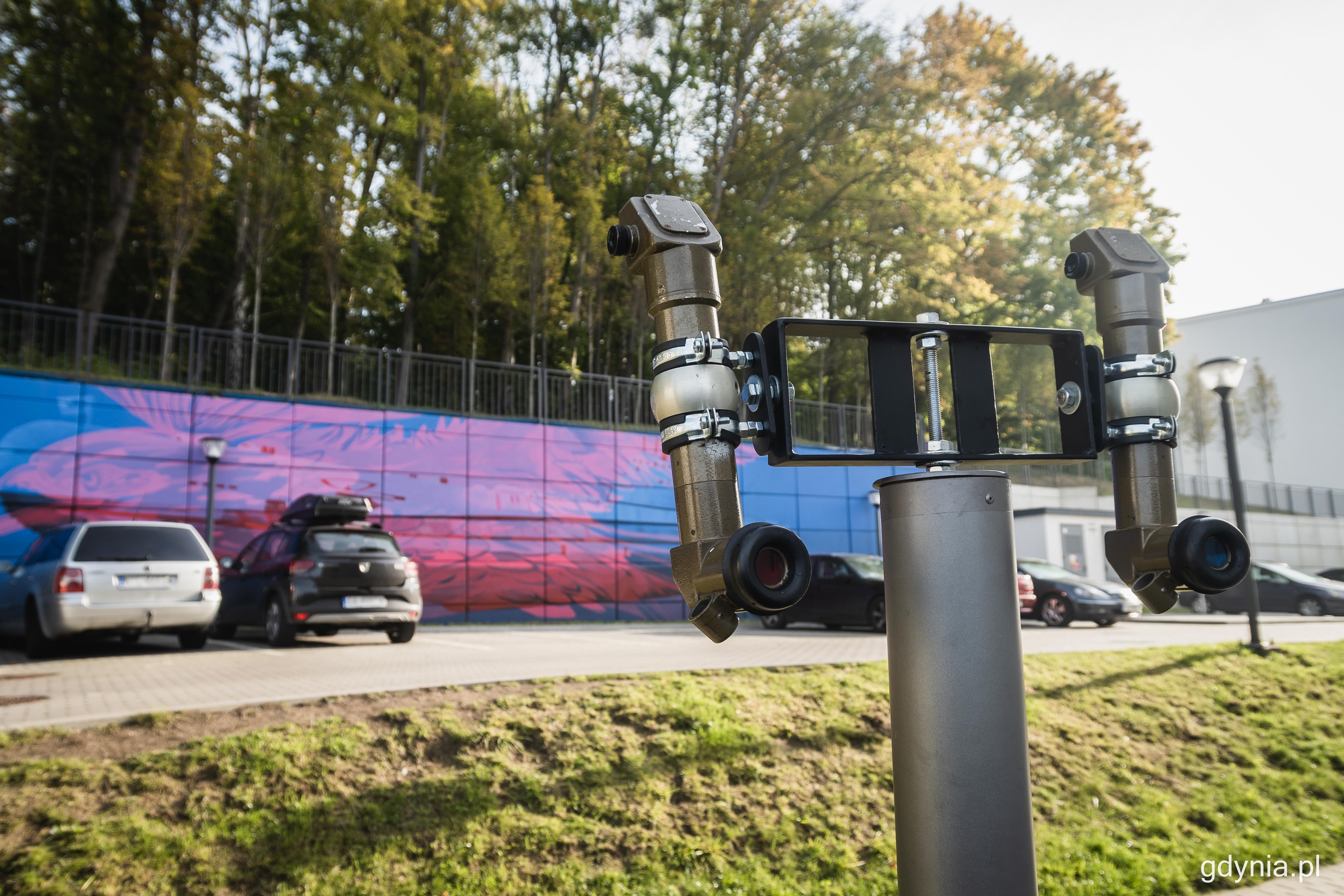 Symboliczny peryskop, kt&oacute;ry pozwala mieszkańcom osiedla Niepodległa spojrzeć na mural z dw&oacute;ch perspektyw, fot. Kamil Złoch