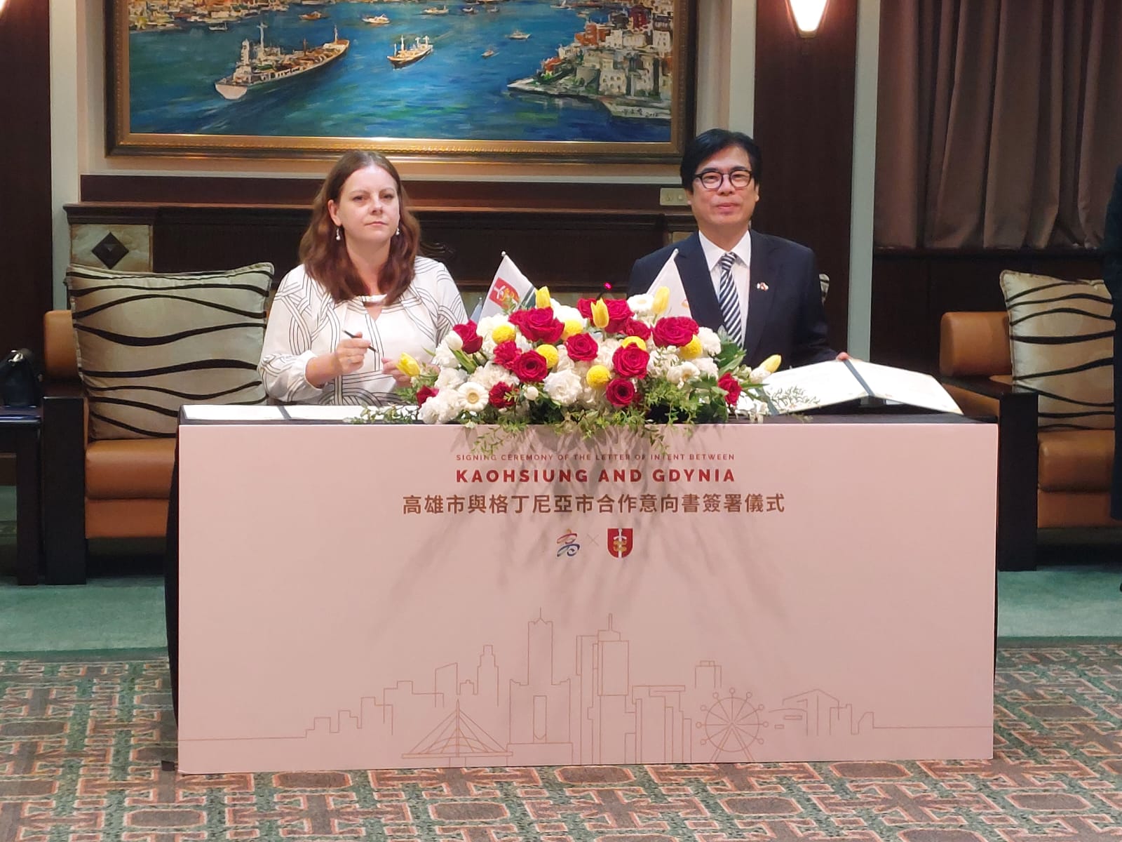 Prezydent Gdynia Aleksandra Kosiorek i Chen Chi-Mai &ndash; prezydent Kaohsiungu podczas podpisania Prezydent Gdynia Aleksandra Kosiorek i Chen Chi-Mai &ndash; prezydent Kaohsiungu podczas podpisania dokumentu&nbsp;deklarującego wolę wsp&oacute;łpracy(fot. materiały prasowe)