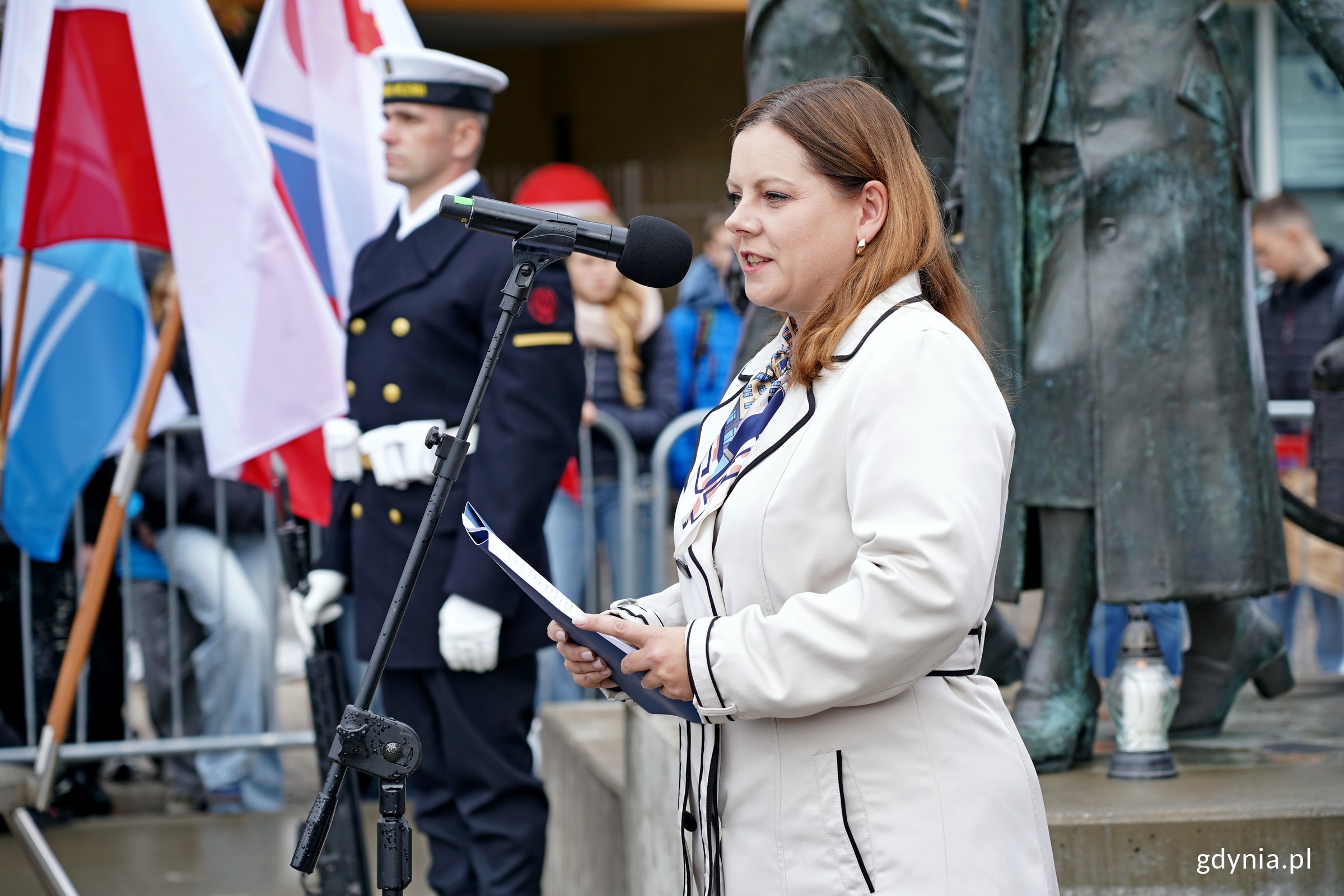 Prezydent Gdyni Aleksandra Kosiorek przemawiająca podczas uroczystości upamiętniających 86. rocznicę pierwszych wysiedleń gdynian (fot. Magdalena Czernek)