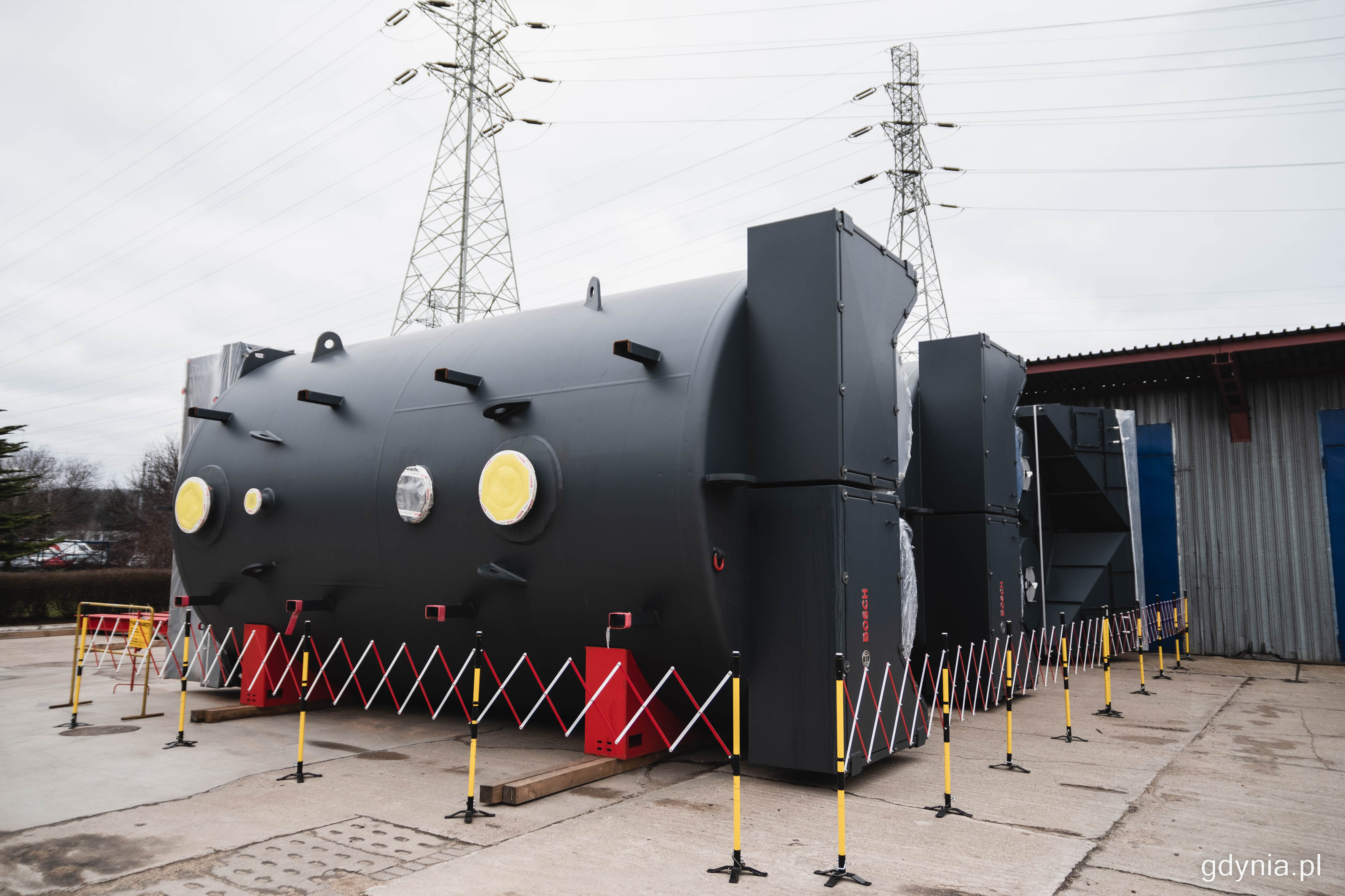 Trzy nowe kotły wodno-olejowo-gazowe, kt&oacute;re będą tworzyć Kotłownię Rezerwowo-Szczytową nr 2 w gdyńskiej elektrociepłowni, fot. Kamil Złoch