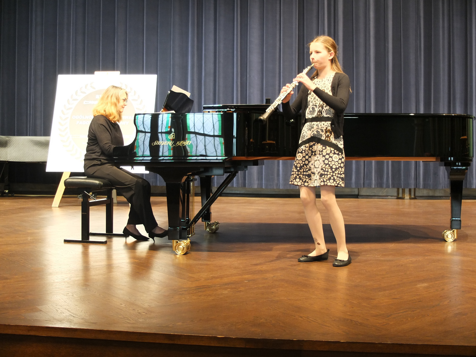 Aleksandra Kunicka podczas występu, towarzyszy jej kobieta na fortepianie