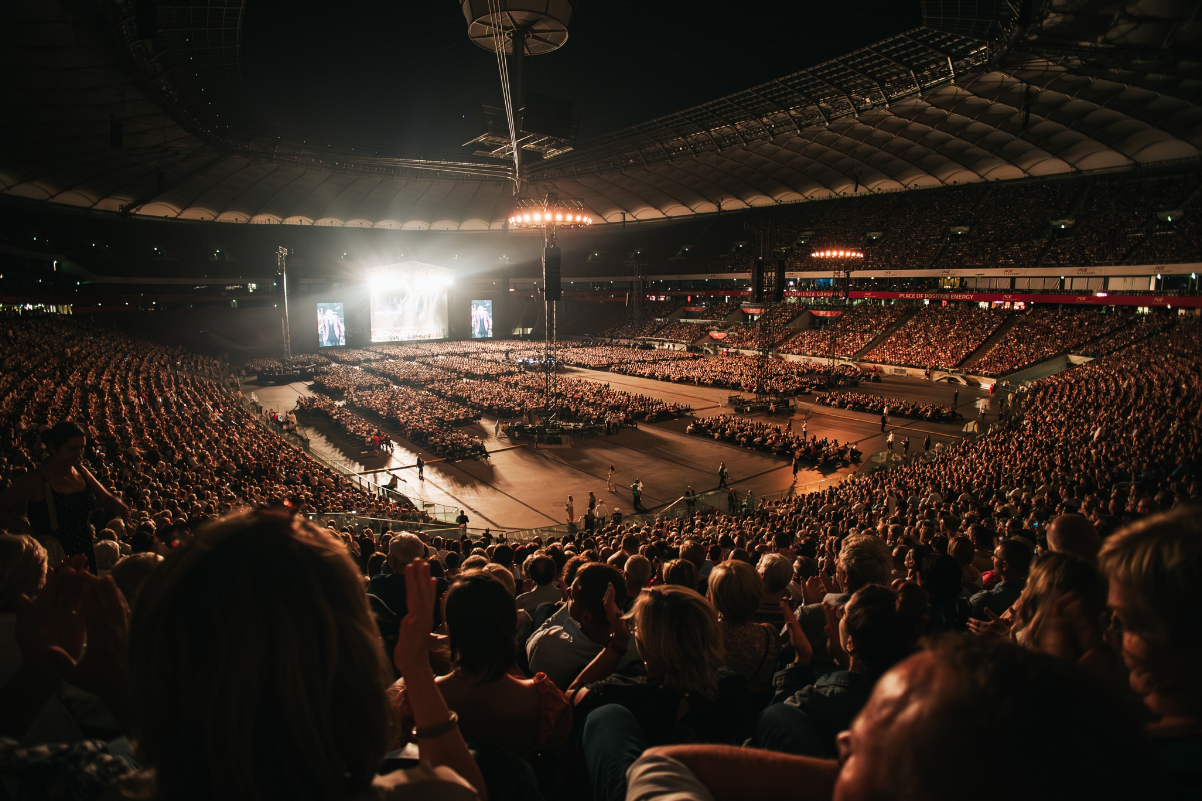 Kilkudziesięciotysięczna publiczność zgromadzona na koncercie Andrei Bocellego na PGE Narodowym Akademicki Ch&oacute;r Uniwersytetu Morskiego w Gdyni po koncercie z Andreą Bocellim na PGE Narodowym (fot. Jakub Janecki/ materiały agencji Prestige MJM)