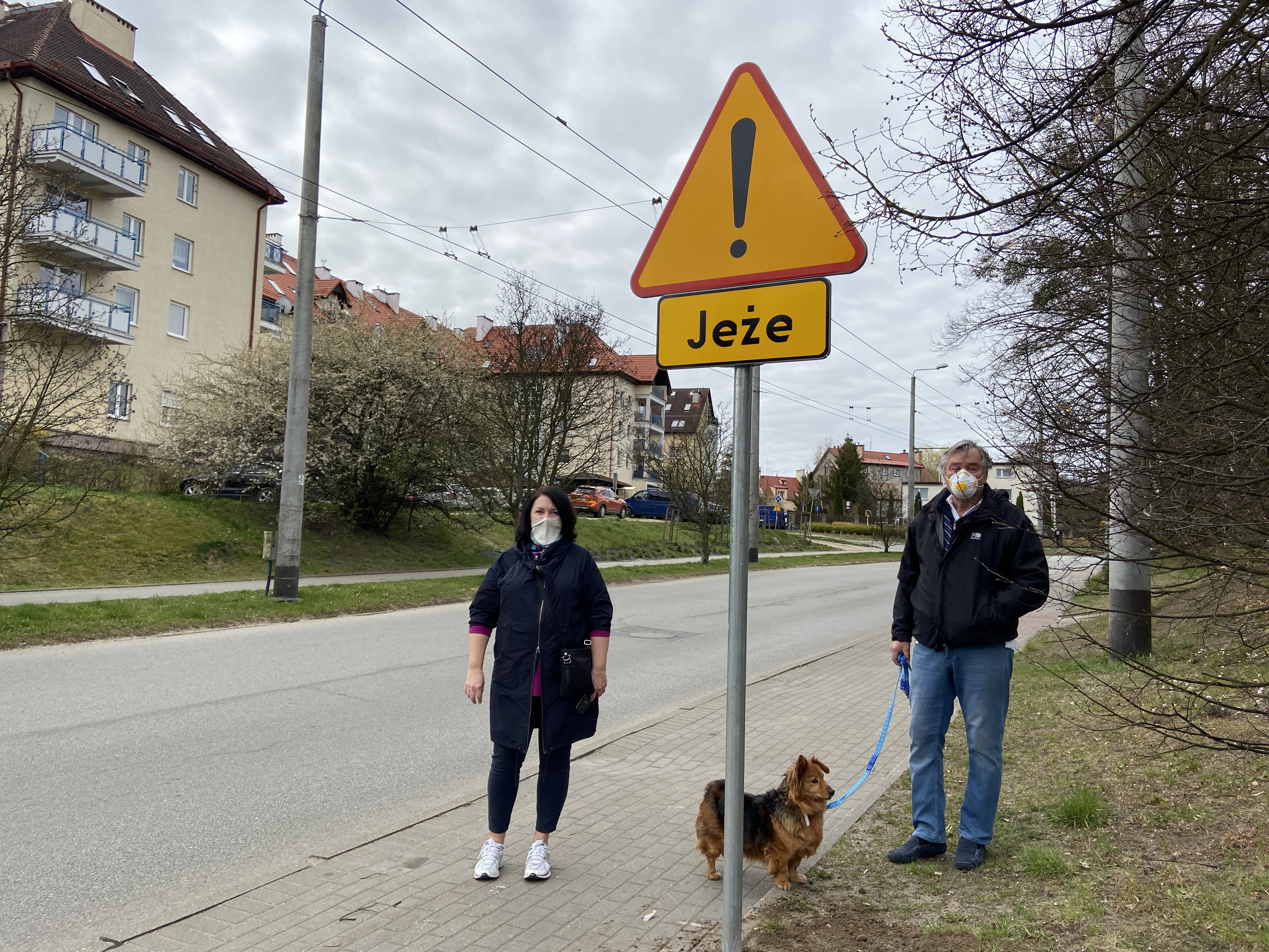 Na zdj. pani Gabriela Czaplewska - radna Dzielnicy Dąbrowa oraz pan Mirosław Stefaniszyn, pomysłodawca projektu // fot. ZDiZ