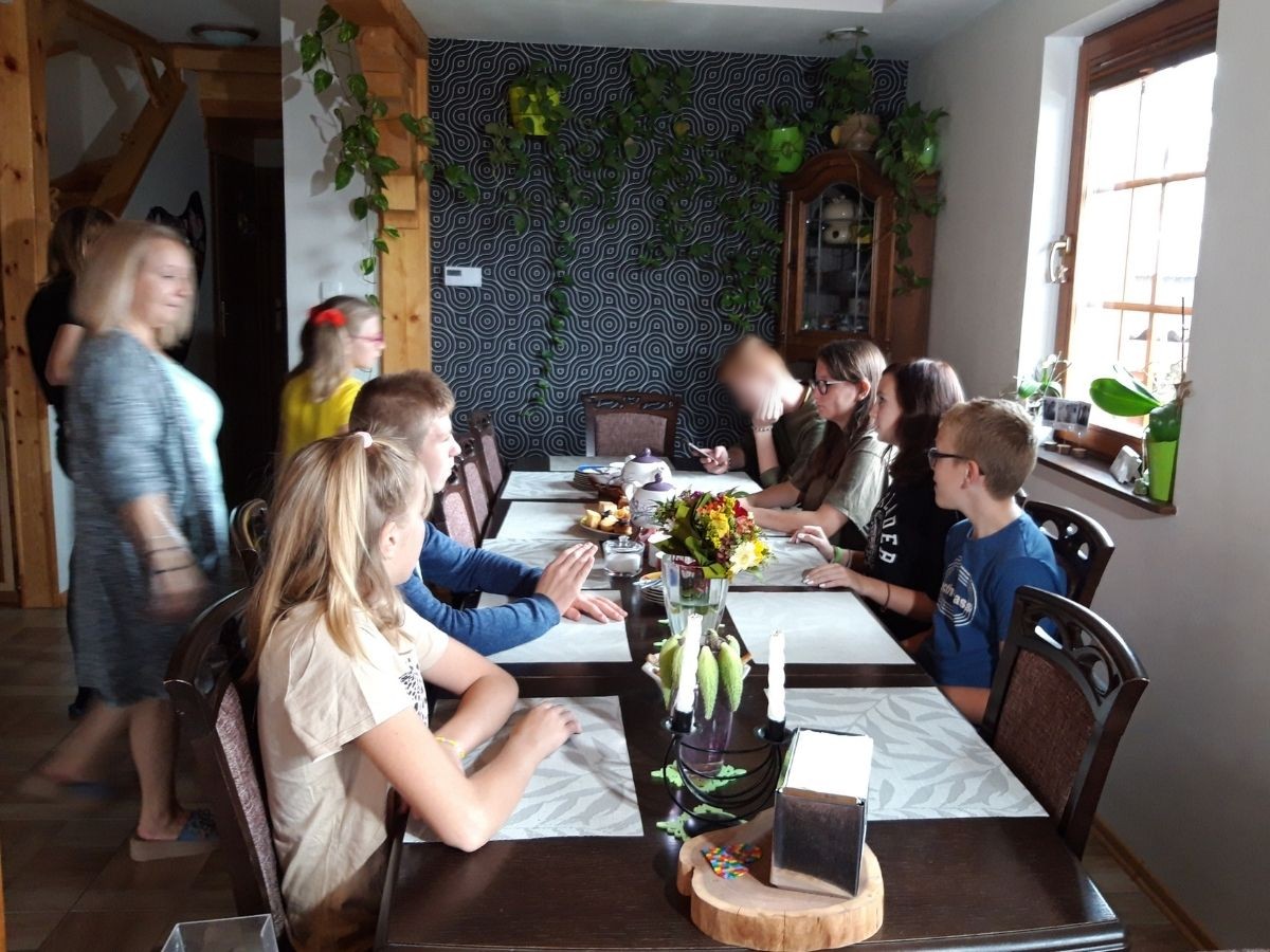 Rodzina siedzi przy dużym stole