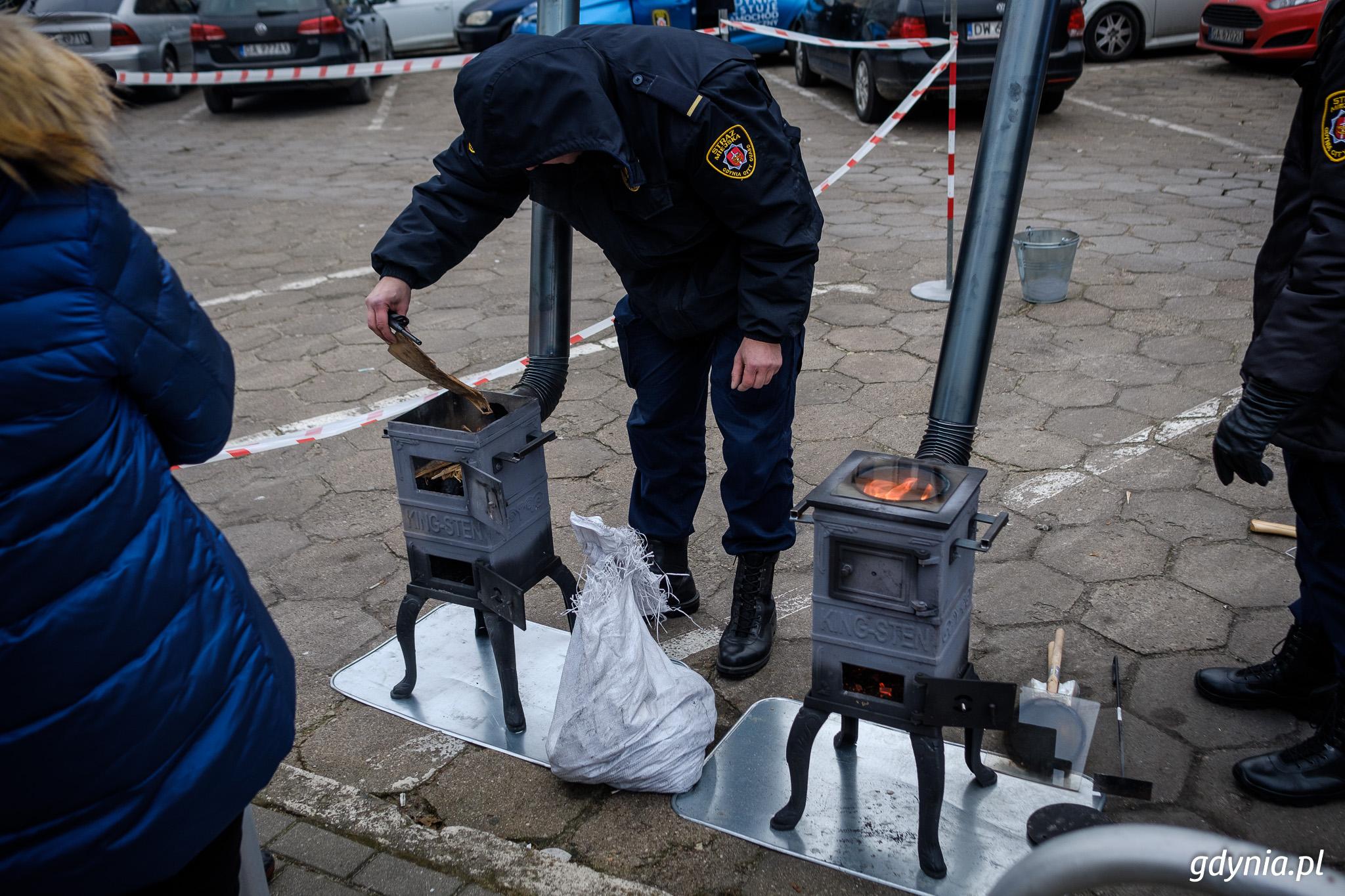 Pokaz odg&oacute;rnego spalania