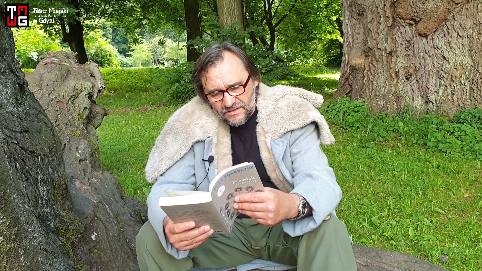 Noblistka w teatrze &ndash; Olga Tokarczuk &bdquo;Prawiek i inne czasy&rdquo;. Na zdjęciu aktor Grzegorz Wolf czyta w Parku Kolibki Olgę Tokarczuk 