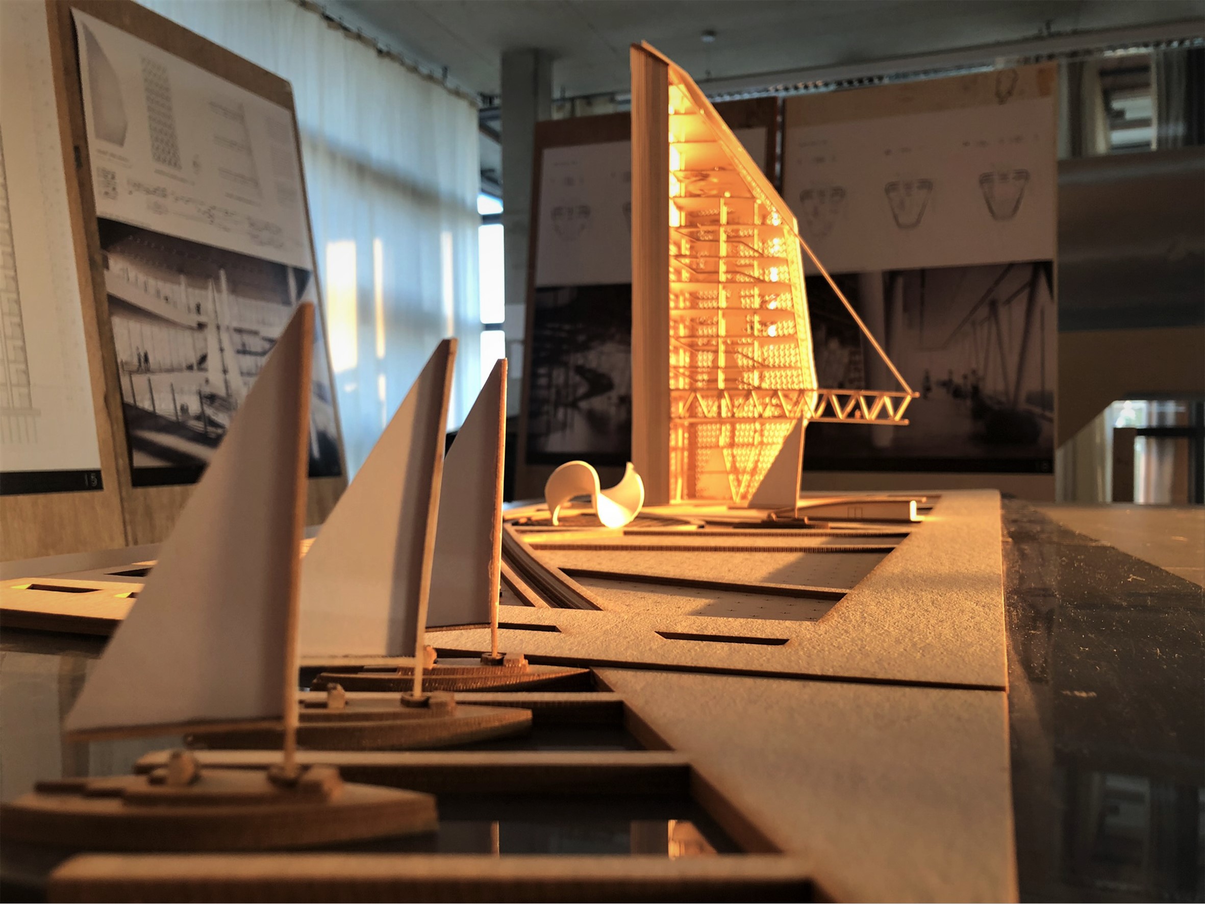 Makieta budynku Muzeum Żeglarstwa, autorstwa Agata Morawczyńskiej. Na pierwszym planie widoczne są trzy żagl&oacute;wki. W tle widoczny jest budynek Muzeum w kształcie żagla. // fot. mat. prasowe