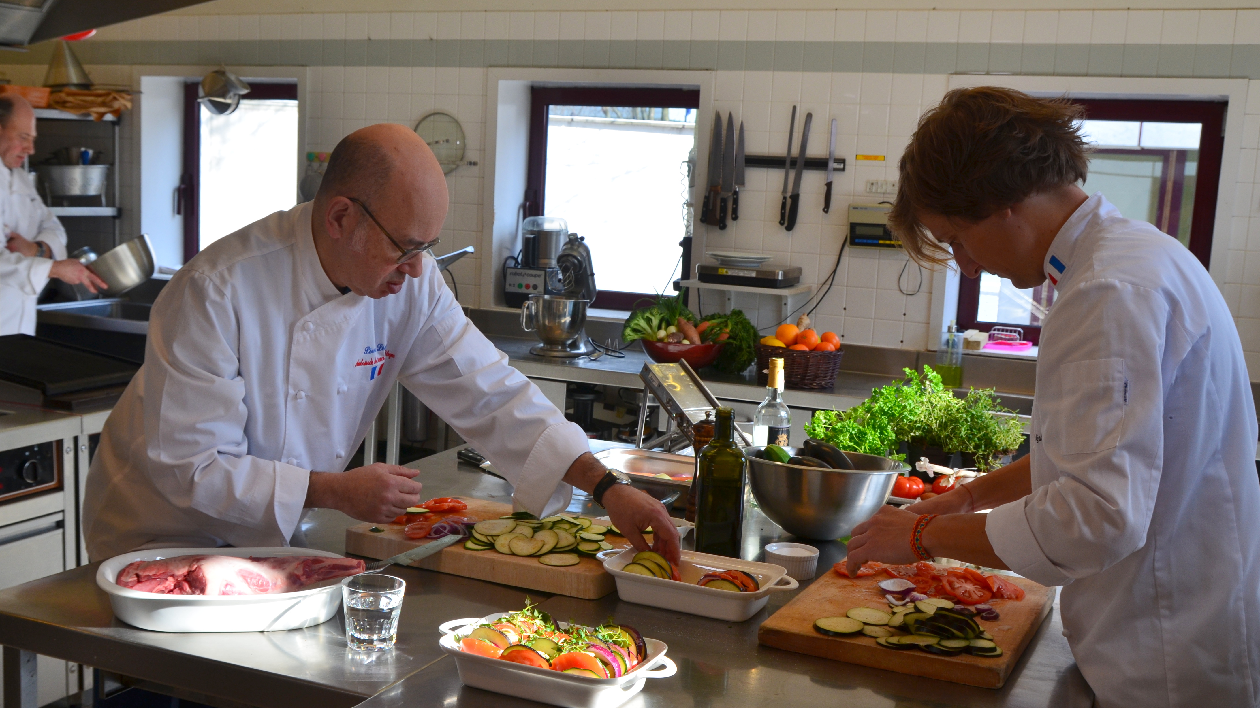 Pierre L&eacute;vy i David Gaboriaud w trakcie przygotowywania francuskich specjał&oacute;w, fot. Ambasada Francji w Polsce