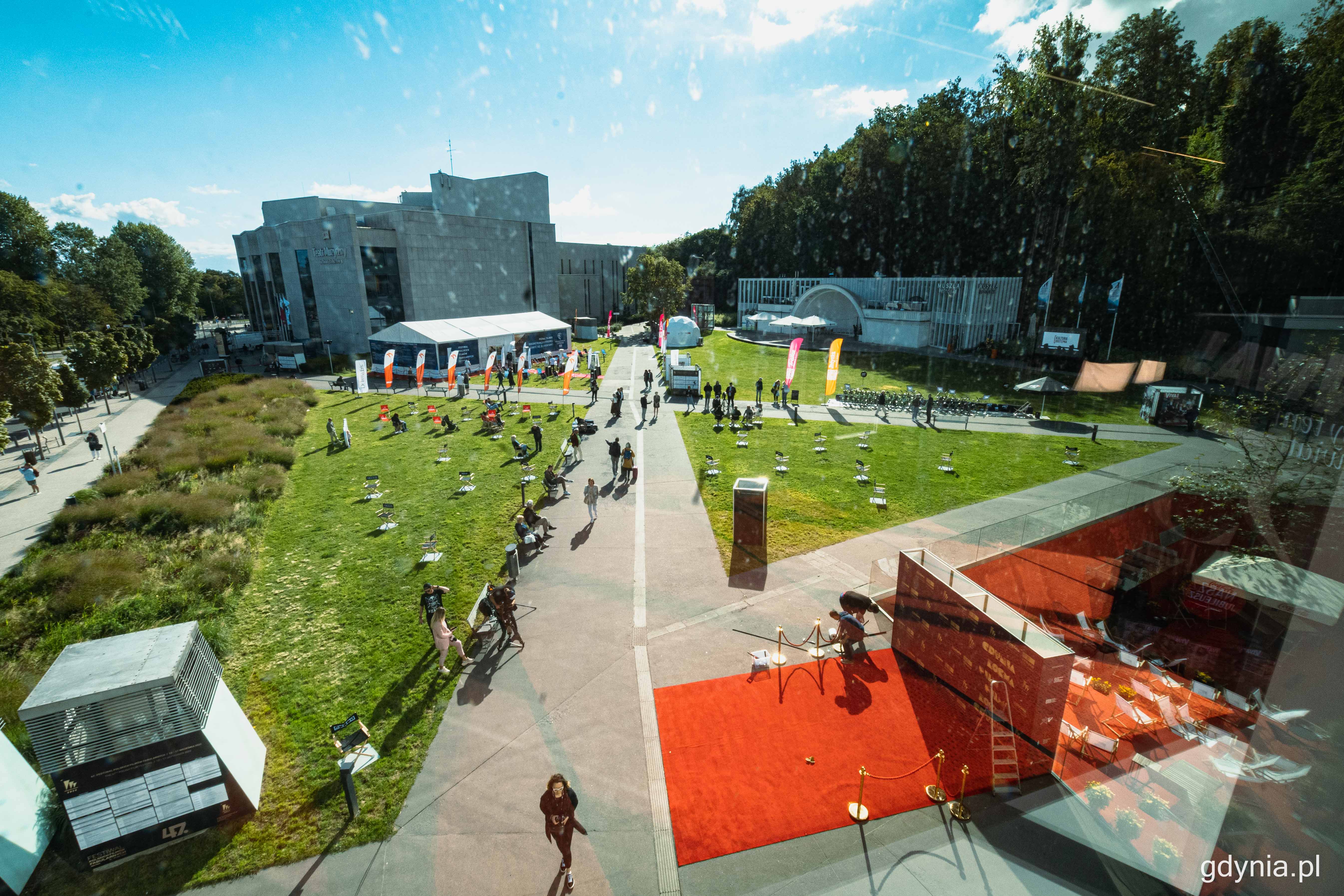 Plac Grunwaldzki - centrum festiwalowego zamieszania, gdzie podczas 47. FPFF będzie można spotkać filmowe gwiazdy przechadzające się alejkami między pokazami, fot. Kamil Złoch