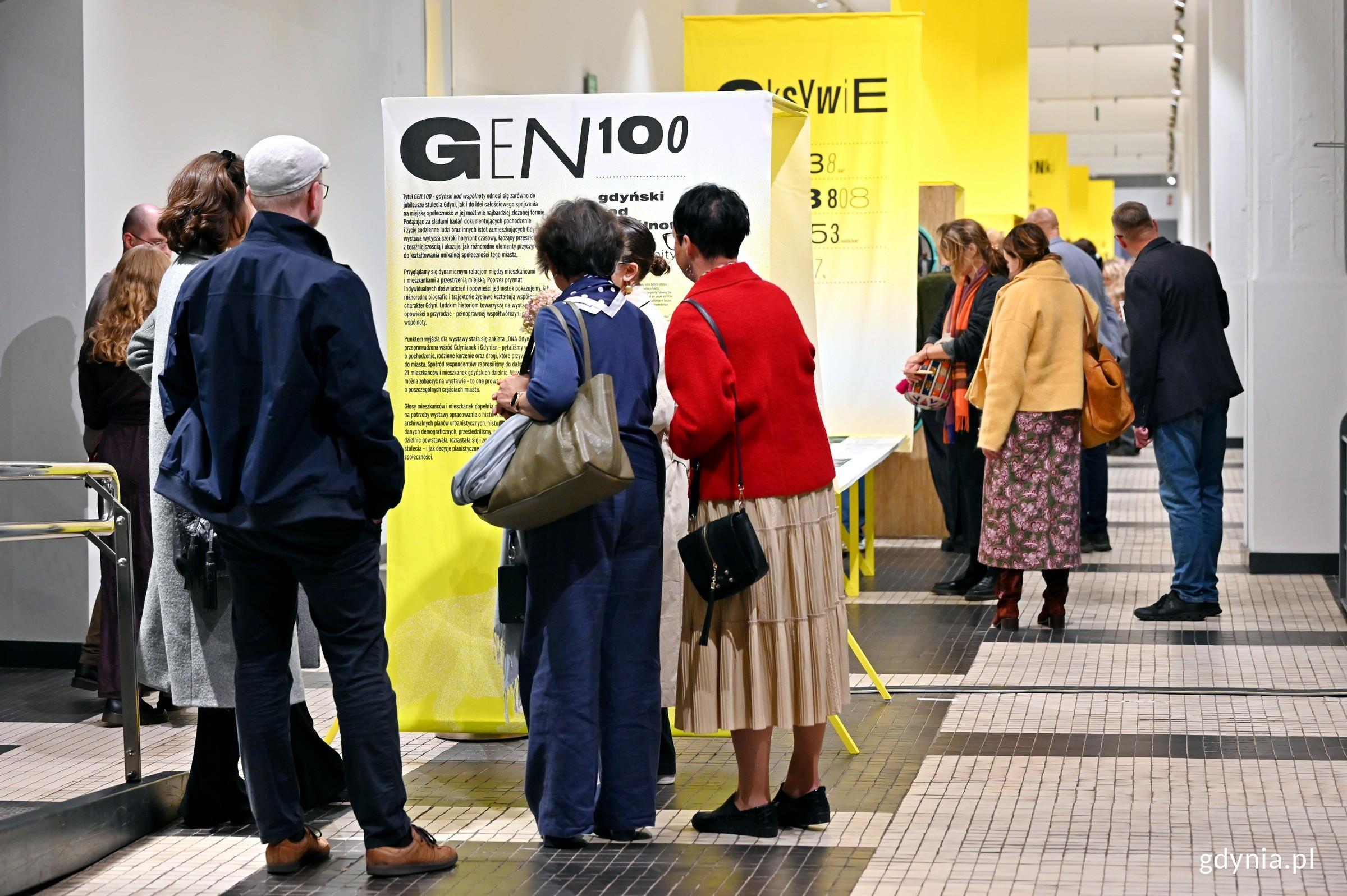 Uczestnicy wernisażu wystawy &bdquo;Gen 100 &ndash; gdyński kod wsp&oacute;lnoty&rdquo; oglądający ekspozycję w Muzeum Emigracji (fot. Magdalena Czernek)